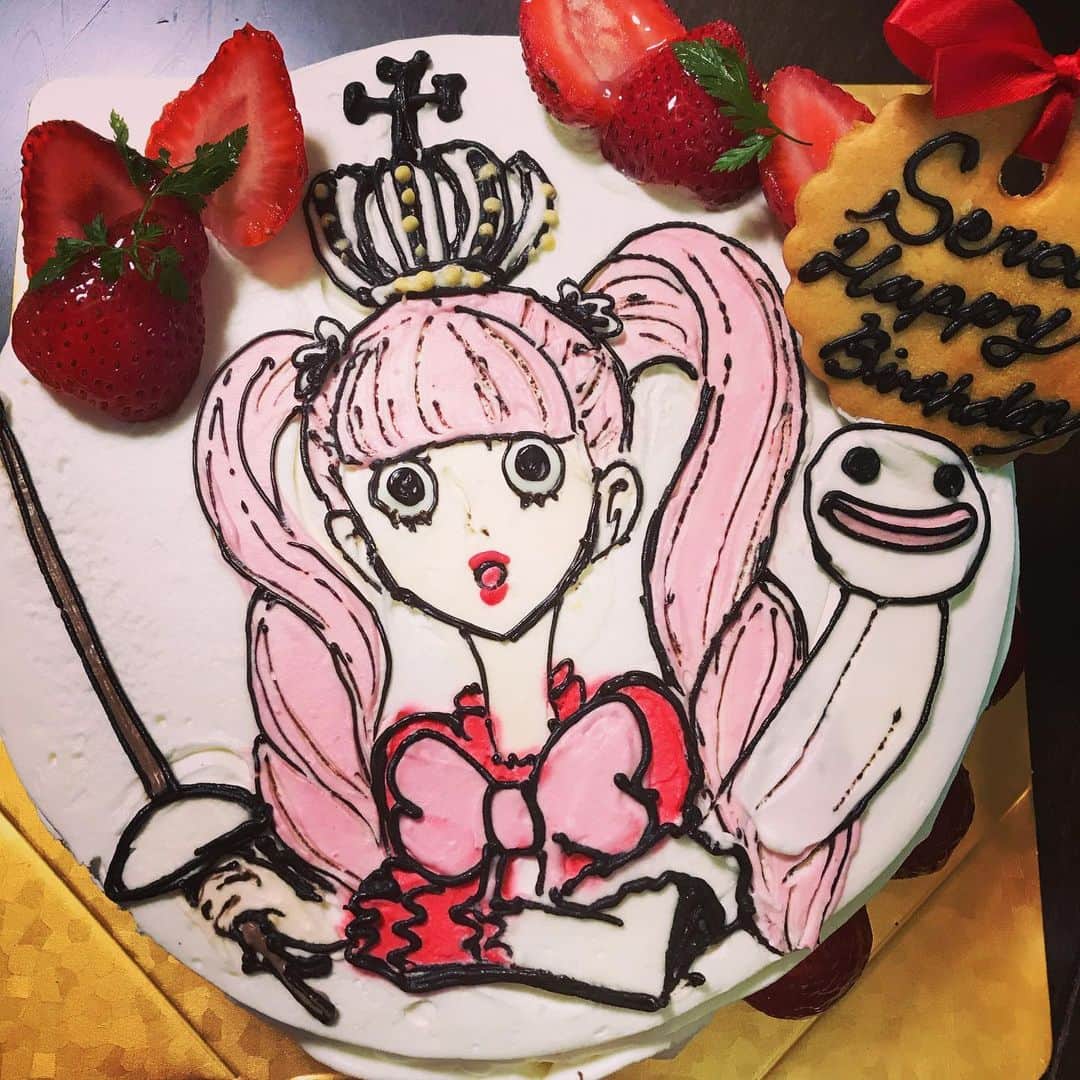 東晟良のインスタグラム：「今日で21歳になりました👾✨✨✨✨ 誕生日ケーキがすごかった😳🎂⚔🤍絵を描いた人がすごすぎる！😳 2枚目の写真は食べるのがもったいなすぎて一口目食べるときに写真を撮ったやつ😂😂 #21✌️☝️」