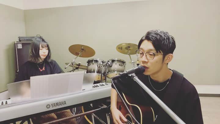 川崎鷹也のインスタグラム：「魔法の絨毯🧞‍♂️ いつも聴いてくれて本当にありがとうございます😊今回はムサシのピアノと共に。  #川崎鷹也 #ムサシ #魔法の絨毯 #弾き語り #シンガーソングライター #オリジナル #アコースティックギター #instagood #instalike #instagram #instafashion #instalove #instacool #instamusic」