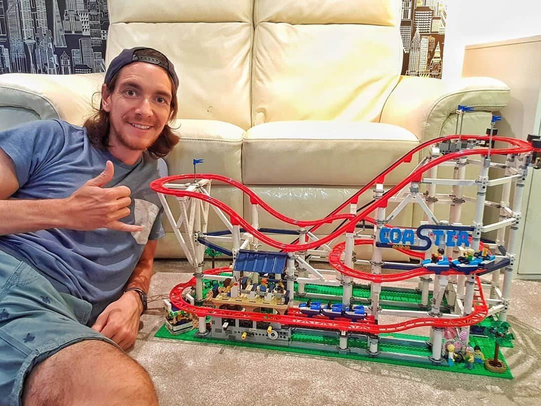 ジェームズ・フェルプスさんのインスタグラム写真 - (ジェームズ・フェルプスInstagram)「Rain day yesterday was well spent... yes, a @lego Roller Coaster is as cool as you think. Over 4000 pieces..and it works! Great way to chill out. #yesihavebeensingingtheredhotchilipepperswhilstbuildingit #smug #rainydaywellspent」8月20日 21時08分 - jamesphelps_pictures