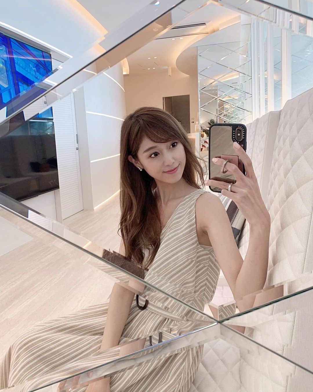 のインスタグラム：「. 今月表参道の骨董通りにオープンしたばかりの @met_beauty_clinic へ行ってきました✨ すっごく綺麗でラグジュアリーな空間😍 . 頬のうっすらとしたそばかすみたいなのが気になっていたので、今回 #ピコトーニング を受けてきました😊✨ ピコトーニングは肝斑、しみ、そばかす、くすみ、ニキビ肌の治療に効果的なんだそう✨ 施術後から肌がトーンアップしたのがわかって嬉しい〜😍 . 予約の際にわたしのインスタを見たと伝えてもらえれば、なんとビタミン注射をサービスしてくれるそう😍 . スタッフの方も先生もとっても優しくて親身に相談に乗ってくれるのでおすすめだよ🤗 . . #metbeautyclinic #メット #ピコトーニング #ピコトーニングレーザー #シミ #肝斑 #くすみ #色素沈着 #adm #表参道 #美容クリニック」
