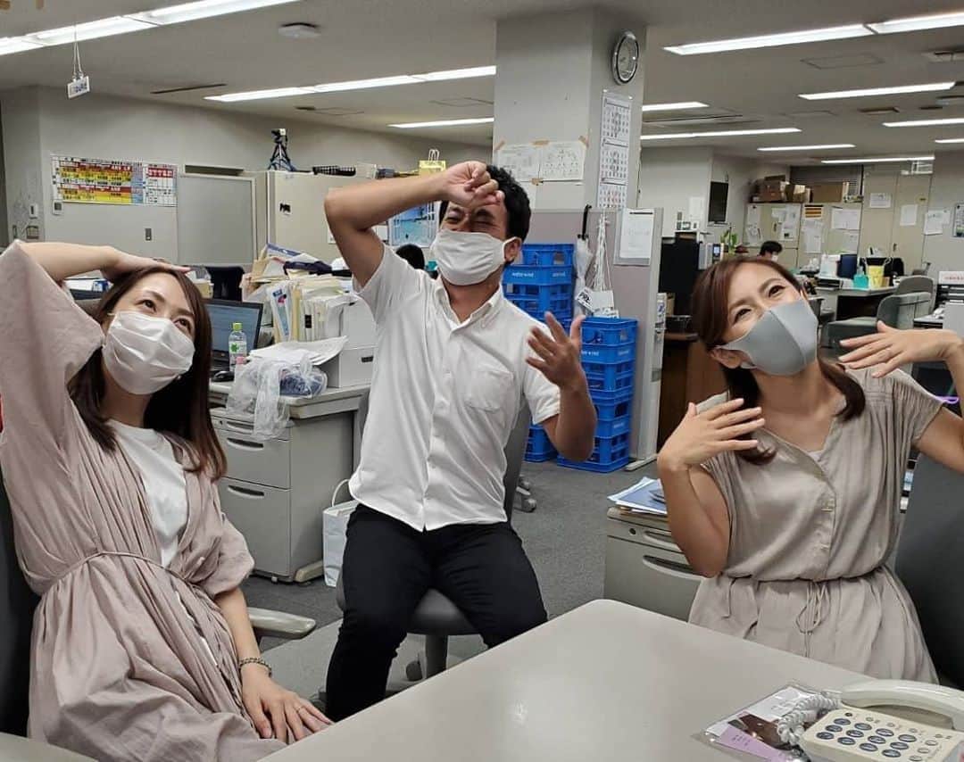 広島ホームテレビ「HOME NEXT neo」さんのインスタグラム写真 - (広島ホームテレビ「HOME NEXT neo」Instagram)「坪山です～  昨日に続いて今日も 「暑い」の投稿です‼️  5up！放送終了後の先輩方に、 「暑い！」を表現していただくと こうなりました😆  週末からはすこーし和らぎそうですね✨  #連日猛暑日 #ホームテレビ  #アナウンサー #渡辺美佳 #榮真樹  #坪山奏子 #5up」8月20日 21時02分 - home.announcers