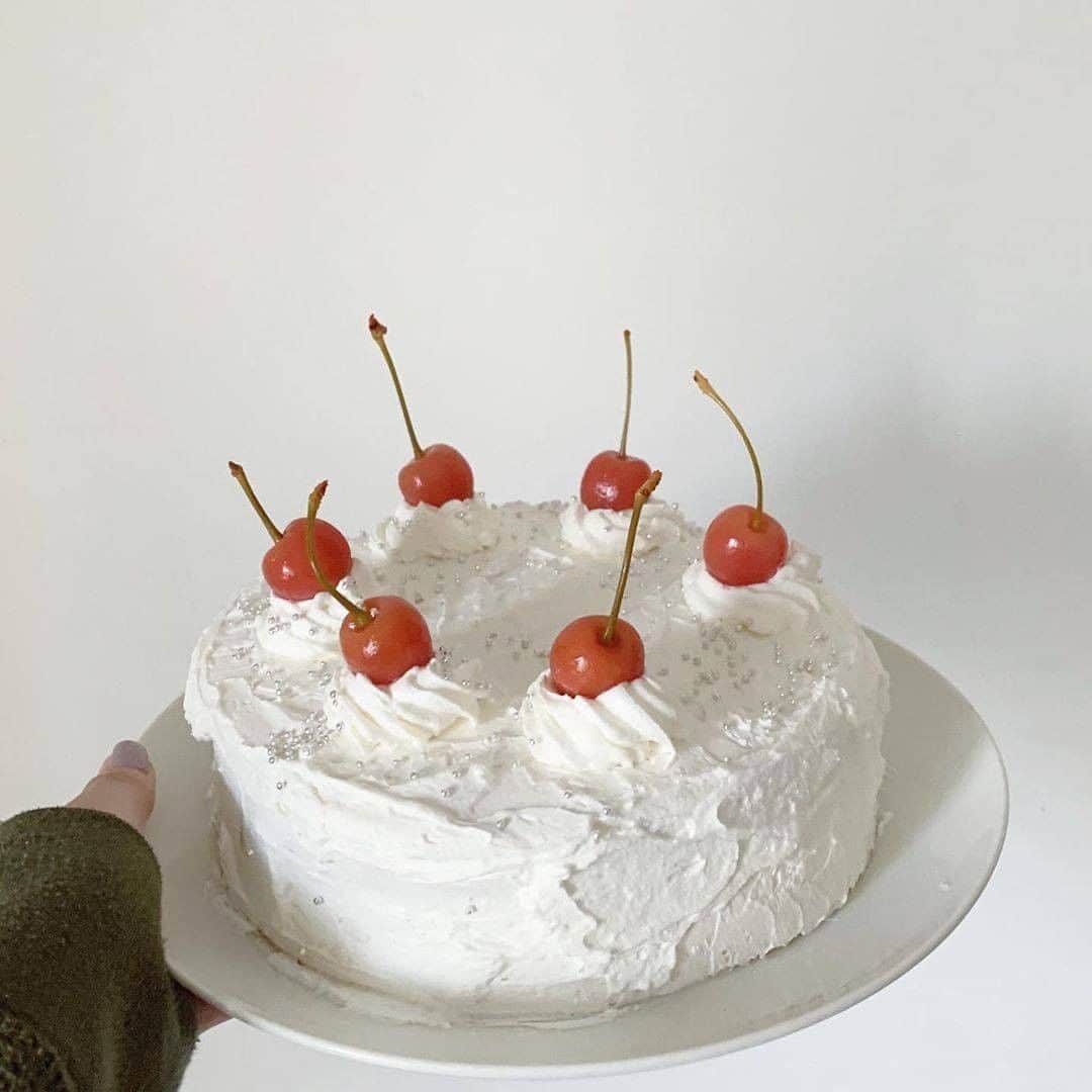 のインスタグラム：「『🍒さくらんぼケーキ🍒』﻿ ﻿ 可愛くて意外と簡単に作れるさくらんぼケーキ🎂 生地から作っても楽しいし、スポンジケーキとホイップクリームとさくらんぼを買えば簡単にできちゃう🍽🤍 ﻿ Photo by﻿ @wak_a_na  @hina.6___  @__.01cupid @skrio125 @shinchannonichijo   ✴︎---------------✴︎---------------✴︎﻿ ﻿ ▶▶Instagram・Twitter・TikTokで掲載する写真を募集中📸﻿ カワイイ写真が撮れたら、@velle.jp をタグ付けするか、ハッシュタグ #velle_jp をつけて投稿してみてね♪﻿ ﻿ velle編集部と一緒にカワイイで溢れるvelleを創っていこう😚🤍  ✴︎---------------✴︎---------------✴︎﻿」