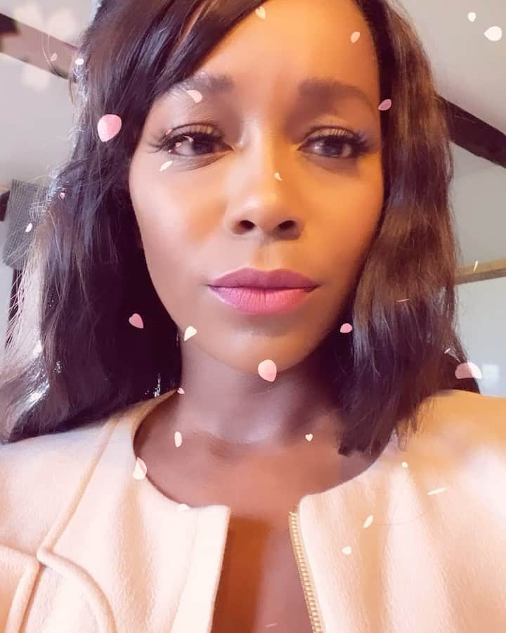 アジャ・ナオミ・キングのインスタグラム：「Me- (In the Mirror) Girl...You CUTE! 💕」