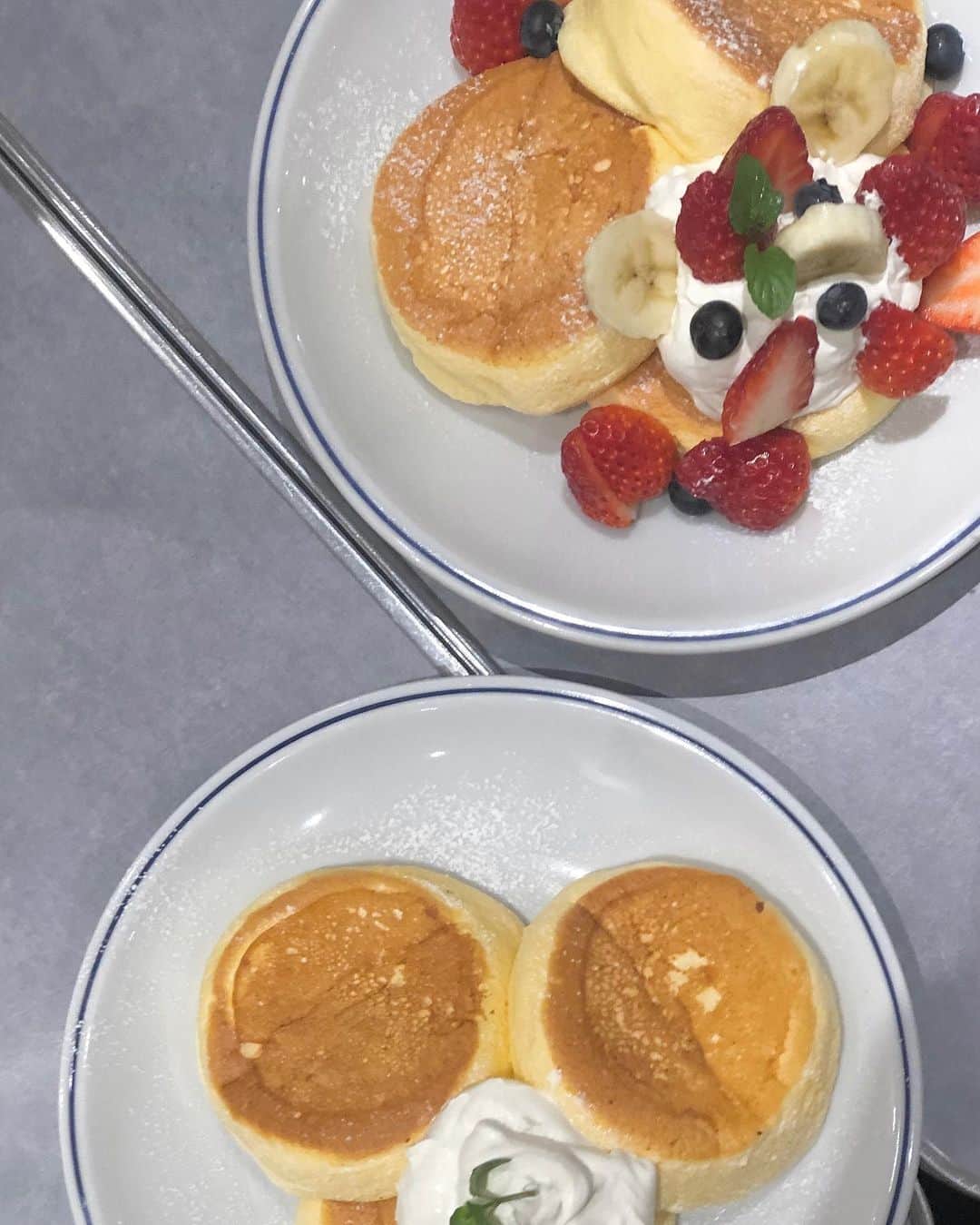 伊藤小春のインスタグラム：「・﻿ コロナの存在を知らなかったくらい前に﻿ 友達と4人で分けて食べた🥞🍴﻿ ﻿ ﻿ #flippers #フリッパーズ﻿ #パンケーキ」