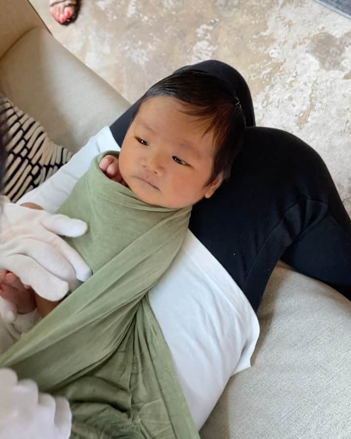 Mai Wakimizuのインスタグラム：「ニューボーンフォト撮影の裏側♡ 途中何度か目を覚ます息子にヒヤヒヤしながらも、プロのカメラマンさんのおかげでいつの間にか夢の中へ♡ #newbornphoto#ニューボーンフォト#生後11日#新生児」