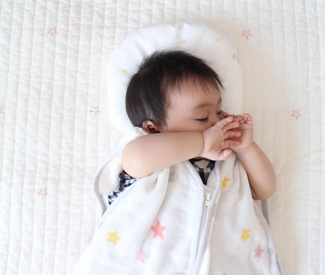 MIKI HOUSE ミキハウスさんのインスタグラム写真 - (MIKI HOUSE ミキハウスInstagram)「日本製、綿100%のパジャマ。 着心地が良く、お写真のにっこり笑顔が かわいいですね😊 【生後8ヶ月 女の子】 ・ 表面に凹凸のあるさらっとした手触りで、 清涼感のあるタック天竺プリント。 パジャマやルームウェアとして大活躍です。 ・ あわせて、ガーゼスリーパーがあると お昼寝にも便利ですね。 ・ ・ #mikihouse #babyfashion #roomwear #ミキハウス #ベビーファッション #パジャマ #綿100パーセント #女の子ベビー #べびすたぐらむ #0y8m #8ヶ月ベビー #ベビーコーデ女の子」8月20日 21時09分 - mikihouse.official