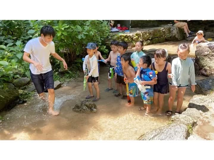 井口謙のインスタグラム：「． 月曜日の中継では、油山へ。  三密を避けながら夏の思い出を作れる「油山グランピング」を紹介しました。  福岡市中心部から車で30分というアクセスの良さ、そしてキャンプ道具は全て借りられる(食料・消耗品は持込)という便利の良さ。  気軽に利用できますし、周りにも楽しい場所がいっぱいです。  近くの滝では子供たちが水遊びをしていたので、撮影の数分だけ付き合ってもらい勝負を挑みました。  惨敗でした。子供のパワーってすごいのね。  ※本人と保護者様には掲載の許可をいただいております  #油山グランピング #夏の思い出 #子供のパワー #お気に入りTシャツが迎えた結末」