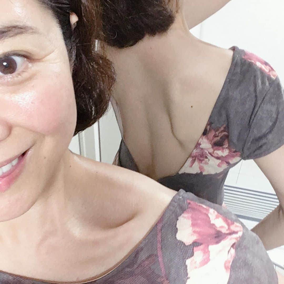間々田佳子のインスタグラム：「おばあちゃんになっても 背中が出せる オンナでありたいと思う💪💋  顔とカラダは繋がっている カラダが整ってこそ 顔が整う  楽に楽しく整えるコツを みなさんにお届けしたい❣️  今日は銀座で打ち合わせ 帰りはこのワンピで 9センチのピンヒールで颯爽と歩いて帰る  これも私のトレーニングの一つ🤛🤛🤛  #間々田佳子 #表情筋研究家」