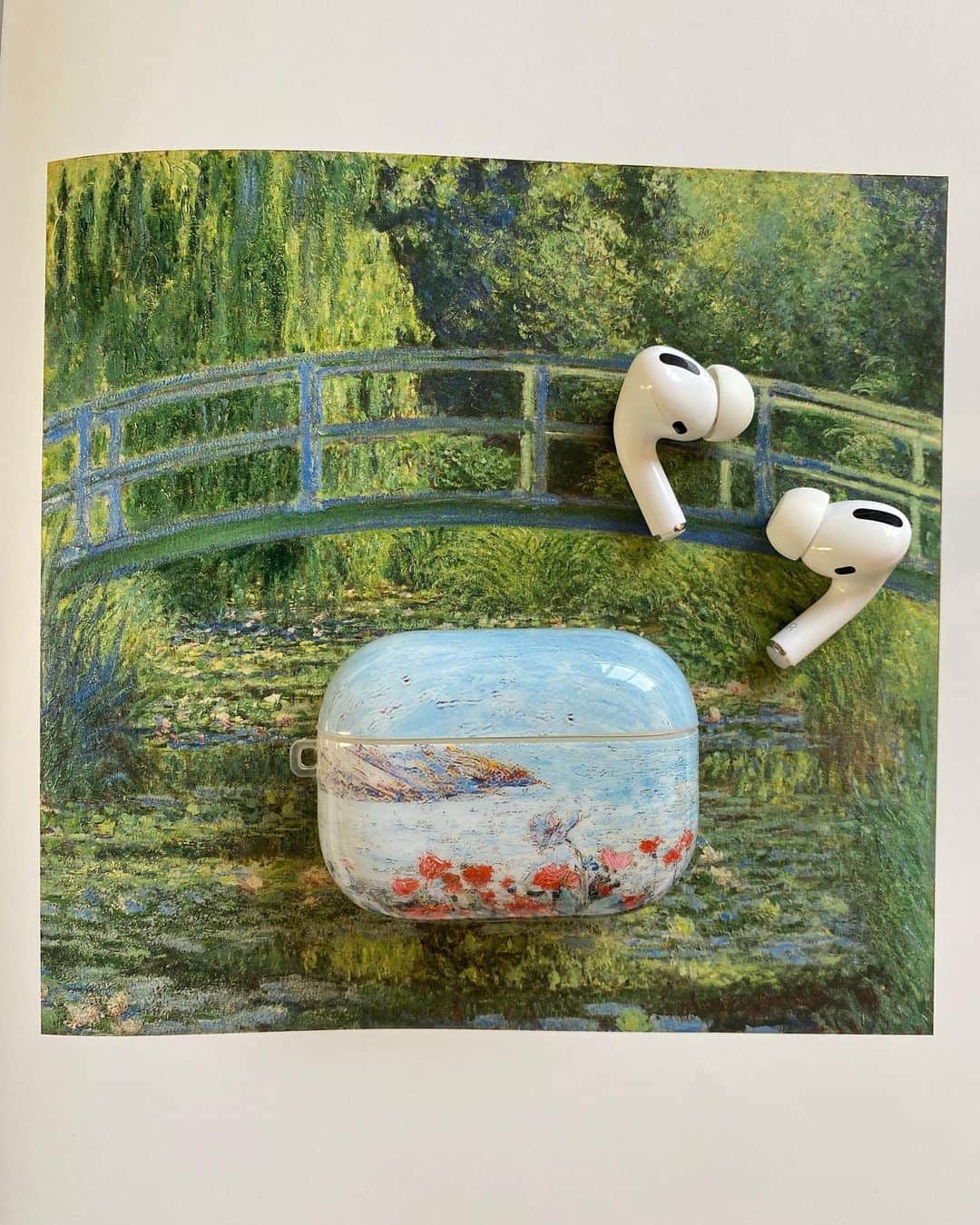 のインスタグラム：「とてもお気に入りのAirPodsケース🖼絵画みたいな、アンニュイなテイストにきゅん。やっと理想の子に出会えました。  この子はタオバオという、中国のショッピングサイトで見つけて取り寄せたもの🐼若いデザイナーの商品が揃っていて、日本ではなかなか見ないクリエイティブなアイテムが沢山あるので、ちょくちょくチェックしています。  宝探しみたいで面白いの…。 みんなもいい子見つけたら教えてね✌︎  #AirPods #アリババ #タオバオ #pr #music」