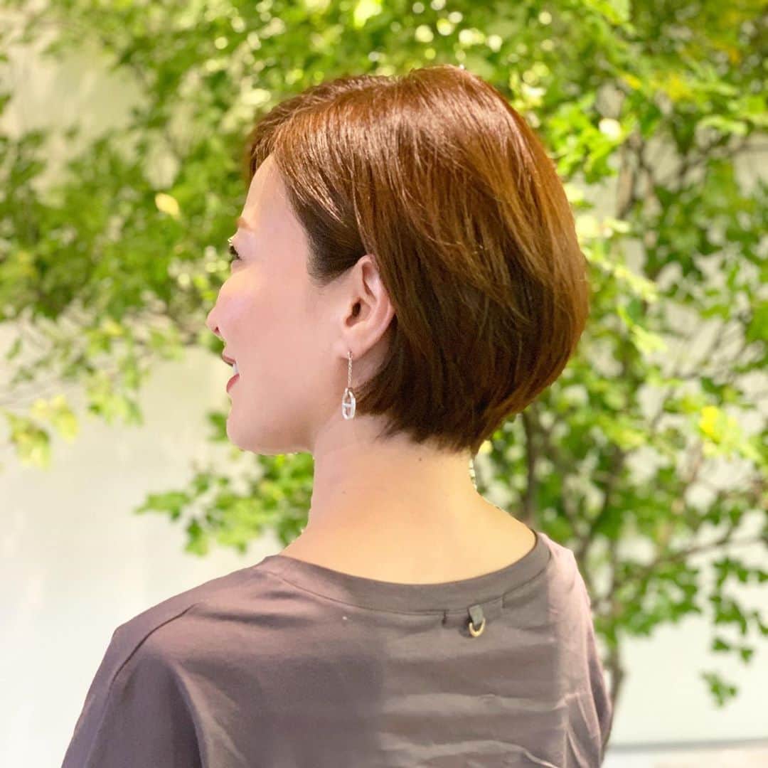 戸田さと美さんのインスタグラム写真 - (戸田さと美Instagram)「秋冬に向けて、ショートからボブへ﻿ ﻿ 丸みをおびたシルエットが今の気分💕﻿ ﻿ まだちょっと暑いので﻿ 大分すいてもらいました。﻿ ﻿ ショートやボブって﻿ ちょっとのハサミの入れ方やすき方で﻿ イメージ作りをしないといけないから﻿ 本当に難しいんだろうと﻿ いつも思うけれど、﻿ その時の気分を瞬時に汲み取ってくれる﻿ @marr_salon の MASATOさんには感謝😊﻿ ﻿ お気に入りのスタイリング剤は﻿ ハンドクリームにもなるという﻿ ✔️ノティオ・ソリッドワックス﻿ ﻿ のびと固さがショートやボブには最高‼️ これは手放せないアイテムです。﻿ そして、コスパがいいので﻿ すでに半年以上もっています。﻿ ﻿ もう少し柔らかいタイプもあるので﻿ ロングの方にはおススメです。﻿ ﻿ どこで売ってるのかな？﻿ わたしは﻿ marrでいつも購入です。﻿ ﻿ 気になった方は調べてみてね🤲﻿ ﻿ &rosyで秋のヘア企画が始まったので わたしもタグ付けてみました！ みんなも投稿してみてね！ ↓↓↓ #アンドロージー秋ヘア﻿ #コスメ﻿ #コスメ好きさんと繋がりたい﻿ #コスメレポ﻿ #コスメマニア﻿ #美容﻿ #美容好きな人と繋がりた﻿ #美容好き﻿ #美容垢﻿ #スキンケア﻿ #スキンケアマニア﻿ #スキンケア好き﻿ #時短メイク﻿ #ツヤ髪﻿ #美髪ケア﻿ #透明感﻿ #エイジングケア﻿ #美肌ケア﻿ #ヘアカラー﻿ #ヘアカラートレンド﻿ #健康オタク﻿ #ダイエット﻿ #新作コスメ ﻿ #お散歩﻿ #夏ファッション﻿ #ママファッション﻿ #シングルマザー﻿ #ヘアケア」8月20日 21時26分 - satomitoda