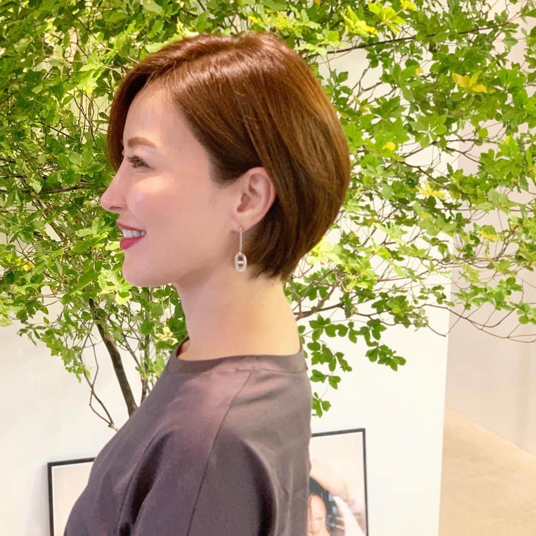 戸田さと美さんのインスタグラム写真 - (戸田さと美Instagram)「秋冬に向けて、ショートからボブへ﻿ ﻿ 丸みをおびたシルエットが今の気分💕﻿ ﻿ まだちょっと暑いので﻿ 大分すいてもらいました。﻿ ﻿ ショートやボブって﻿ ちょっとのハサミの入れ方やすき方で﻿ イメージ作りをしないといけないから﻿ 本当に難しいんだろうと﻿ いつも思うけれど、﻿ その時の気分を瞬時に汲み取ってくれる﻿ @marr_salon の MASATOさんには感謝😊﻿ ﻿ お気に入りのスタイリング剤は﻿ ハンドクリームにもなるという﻿ ✔️ノティオ・ソリッドワックス﻿ ﻿ のびと固さがショートやボブには最高‼️ これは手放せないアイテムです。﻿ そして、コスパがいいので﻿ すでに半年以上もっています。﻿ ﻿ もう少し柔らかいタイプもあるので﻿ ロングの方にはおススメです。﻿ ﻿ どこで売ってるのかな？﻿ わたしは﻿ marrでいつも購入です。﻿ ﻿ 気になった方は調べてみてね🤲﻿ ﻿ &rosyで秋のヘア企画が始まったので わたしもタグ付けてみました！ みんなも投稿してみてね！ ↓↓↓ #アンドロージー秋ヘア﻿ #コスメ﻿ #コスメ好きさんと繋がりたい﻿ #コスメレポ﻿ #コスメマニア﻿ #美容﻿ #美容好きな人と繋がりた﻿ #美容好き﻿ #美容垢﻿ #スキンケア﻿ #スキンケアマニア﻿ #スキンケア好き﻿ #時短メイク﻿ #ツヤ髪﻿ #美髪ケア﻿ #透明感﻿ #エイジングケア﻿ #美肌ケア﻿ #ヘアカラー﻿ #ヘアカラートレンド﻿ #健康オタク﻿ #ダイエット﻿ #新作コスメ ﻿ #お散歩﻿ #夏ファッション﻿ #ママファッション﻿ #シングルマザー﻿ #ヘアケア」8月20日 21時26分 - satomitoda