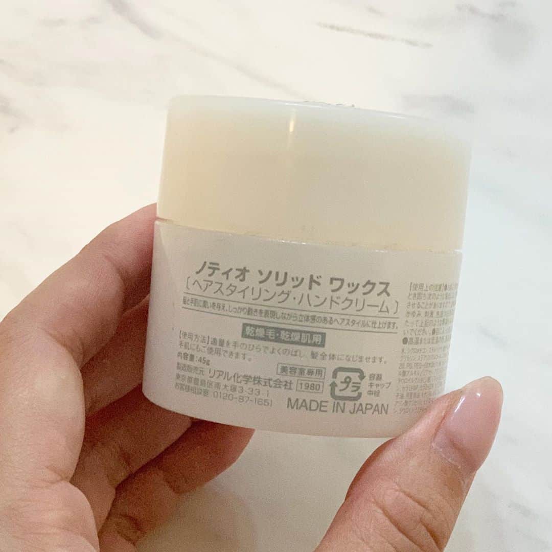 戸田さと美さんのインスタグラム写真 - (戸田さと美Instagram)「秋冬に向けて、ショートからボブへ﻿ ﻿ 丸みをおびたシルエットが今の気分💕﻿ ﻿ まだちょっと暑いので﻿ 大分すいてもらいました。﻿ ﻿ ショートやボブって﻿ ちょっとのハサミの入れ方やすき方で﻿ イメージ作りをしないといけないから﻿ 本当に難しいんだろうと﻿ いつも思うけれど、﻿ その時の気分を瞬時に汲み取ってくれる﻿ @marr_salon の MASATOさんには感謝😊﻿ ﻿ お気に入りのスタイリング剤は﻿ ハンドクリームにもなるという﻿ ✔️ノティオ・ソリッドワックス﻿ ﻿ のびと固さがショートやボブには最高‼️ これは手放せないアイテムです。﻿ そして、コスパがいいので﻿ すでに半年以上もっています。﻿ ﻿ もう少し柔らかいタイプもあるので﻿ ロングの方にはおススメです。﻿ ﻿ どこで売ってるのかな？﻿ わたしは﻿ marrでいつも購入です。﻿ ﻿ 気になった方は調べてみてね🤲﻿ ﻿ &rosyで秋のヘア企画が始まったので わたしもタグ付けてみました！ みんなも投稿してみてね！ ↓↓↓ #アンドロージー秋ヘア﻿ #コスメ﻿ #コスメ好きさんと繋がりたい﻿ #コスメレポ﻿ #コスメマニア﻿ #美容﻿ #美容好きな人と繋がりた﻿ #美容好き﻿ #美容垢﻿ #スキンケア﻿ #スキンケアマニア﻿ #スキンケア好き﻿ #時短メイク﻿ #ツヤ髪﻿ #美髪ケア﻿ #透明感﻿ #エイジングケア﻿ #美肌ケア﻿ #ヘアカラー﻿ #ヘアカラートレンド﻿ #健康オタク﻿ #ダイエット﻿ #新作コスメ ﻿ #お散歩﻿ #夏ファッション﻿ #ママファッション﻿ #シングルマザー﻿ #ヘアケア」8月20日 21時26分 - satomitoda