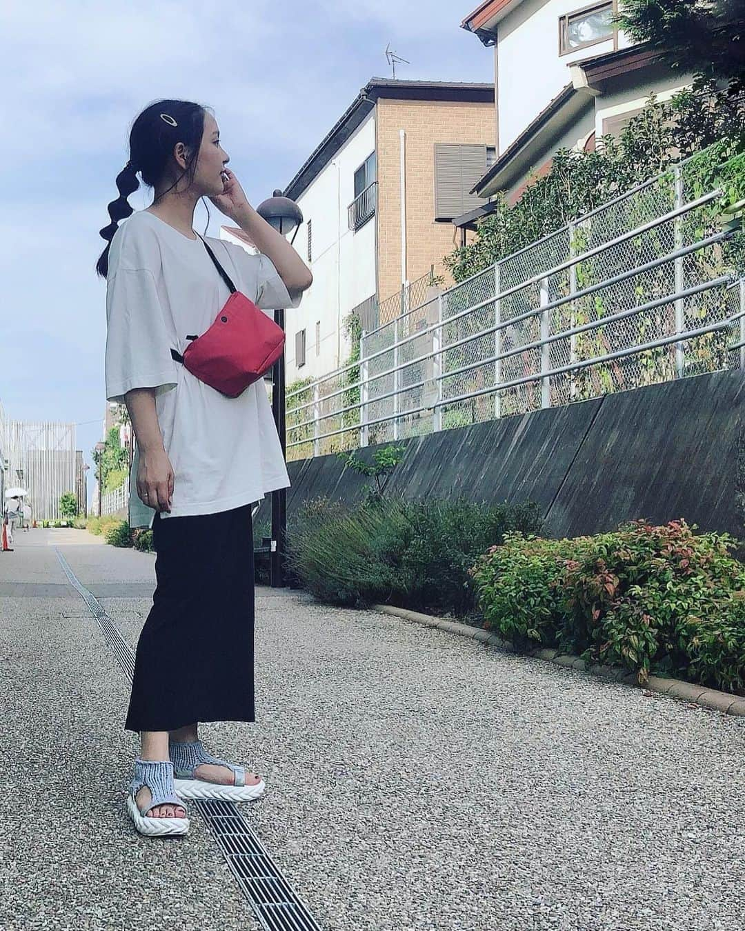 lily112988さんのインスタグラム写真 - (lily112988Instagram)「: #outfit . . お盆休みは 都内の実家に帰省🌻 . なんとお正月以来…Σ( ˙꒳​˙ )!! 車で行ったよ~🚗³₃ . テレビ電話とかしてても やっぱりゆっくり会えるのって嬉しいよね♡ ジジババ叔父の デレデレっぷりが半端なかったꉂ(ˊᗜˋ*) 子供達のテンションも凄かった…… (o´Д`)=з . . tops @uniqlo #オーバーサイズクルーネックt MEN'S skirt @pierrot_shop  shoes @lefua.closet #サマーニットスポーツサンダル bag @uniqlo_ginza #ナイロンミニショルダーバッグ : : : #uniqloginza2020ss #uniqlo #uniqloginza #夏コーデ #uniqloコーデ #uniqlo新作 #ユニクロ #ユニクロコーデ #lefuacloset #レフアクローゼット #拡がれレフア #レフジョ #ママコーデ #ママモデル #今日のコーデ #大人カジュアル #サロモ #サロンモデル #夏コーデ #locari #大人コーデ #アラサーコーデ #30代コーデ #ロカリ #アラサーコーデ #andgirl #アンドガール #andレフジョ  and @lefua.closet」8月20日 21時18分 - lily112988