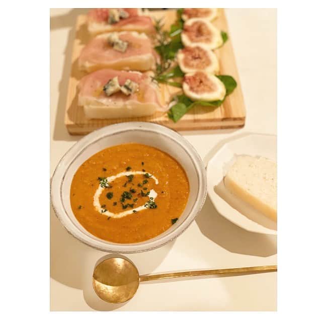 前田ゆかのインスタグラム：「今夜はビスクスープと グルテンフリーパン❕  エビを 殻と身を分け炒めて、玉ねぎ、人参、トマトを入れて作ったビスクスープ。上には豆乳ホイップをかけてます。  #おうちごはん #ばんごはんきろく  #gultenfree #gultenfreepan #今日は軽めに終了  #maeyukareshipi」