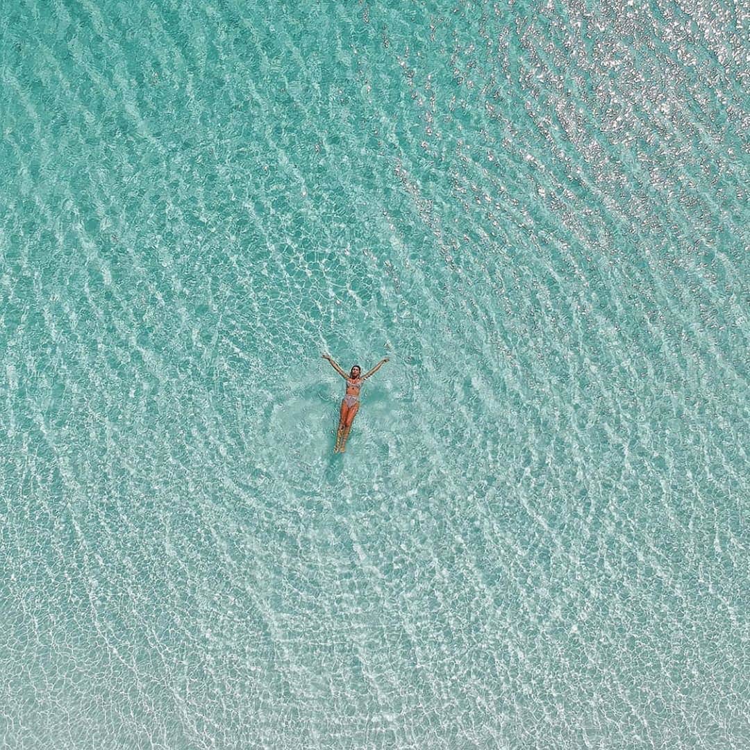 ベンシモンのインスタグラム：「Comme une envie de rester en vacances 💙 ​🇬🇧 Like a desire to stay on vacation 💙 ​📸 @aliceperrella」