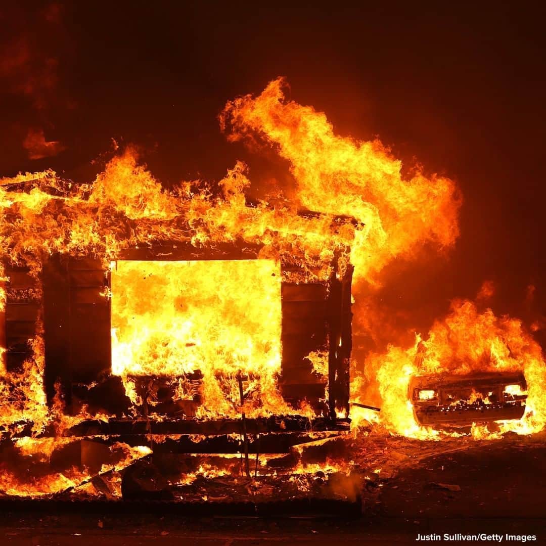 ABC Newsさんのインスタグラム写真 - (ABC NewsInstagram)「Mobile homes burn as the LNU Lightning Complex Fire burns through the area in Napa, California. #fire #california #mobilehomes」8月20日 21時19分 - abcnews