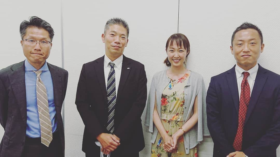 伊勢みずほさんのインスタグラム写真 - (伊勢みずほInstagram)「初めてのオンライン講演会でした！テーマは【リモートでの商談やコミュニケーション、伝わる話し方】  私も初めてのテーマで勉強しながら探りながらでした。  やはりオンラインだと相手の声が聞き取りにくい、温度感が伝わらない、一方通行になりがち、目線に困る、などなどのお悩みがありますよね。  でも今日は画面の中に映る40名の皆さんがウンウン頷きながら笑いながら聴いてくださったので、とってもお話ししやすかったです☺️  ドキドキしましたが、なんだか高校放送部の部室みたいな雰囲気で、とても楽しかったです‼️  機械が苦手な私をサポートしてくださった皆様✨参加してくださった皆様✨本当にどうもありがとうございました😂  #オンライン講演会 #リモート講演会 #オンライン #リモート #リモートワーク #講演会 #話し方講座 #zoom  #zoomレッスン #zoom講演会 #ありがとうございました #感謝 #製薬会社 #勉強会 #楽しかった #伊勢みずほ #まだまだ勉強 #新しい時代 #」8月20日 21時19分 - isemizuhoo