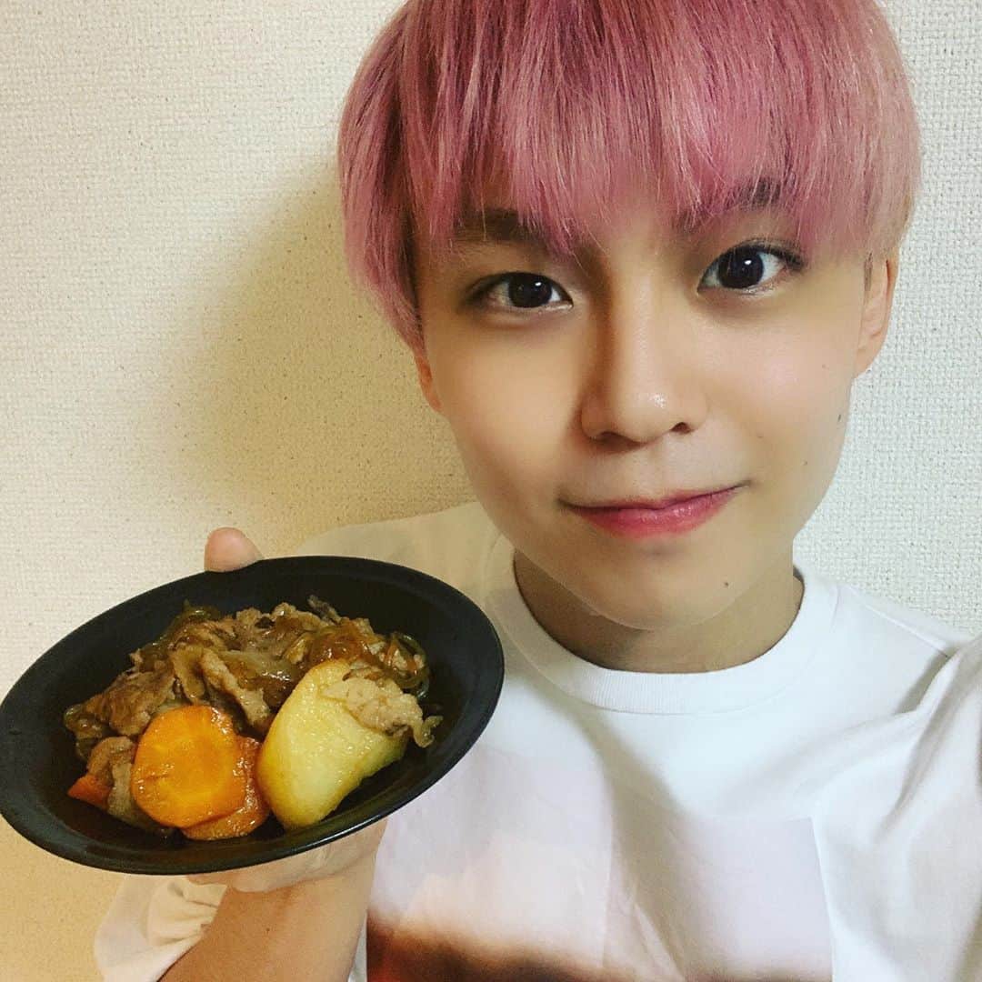 沢村玲/REIのインスタグラム：「今日ちょっとばえ高尾な料理できたから撮っちゃったぜー！😘  料理名は"キノコと鮭のホイル焼き"と"肉じゃが"です！  近いうちに料理配信考えてるけど、みんな何作って欲しい〜？🤔  #おうちごはん #おうち時間 #料理男子 #料理上手になりたい #沢村玲 #REI」