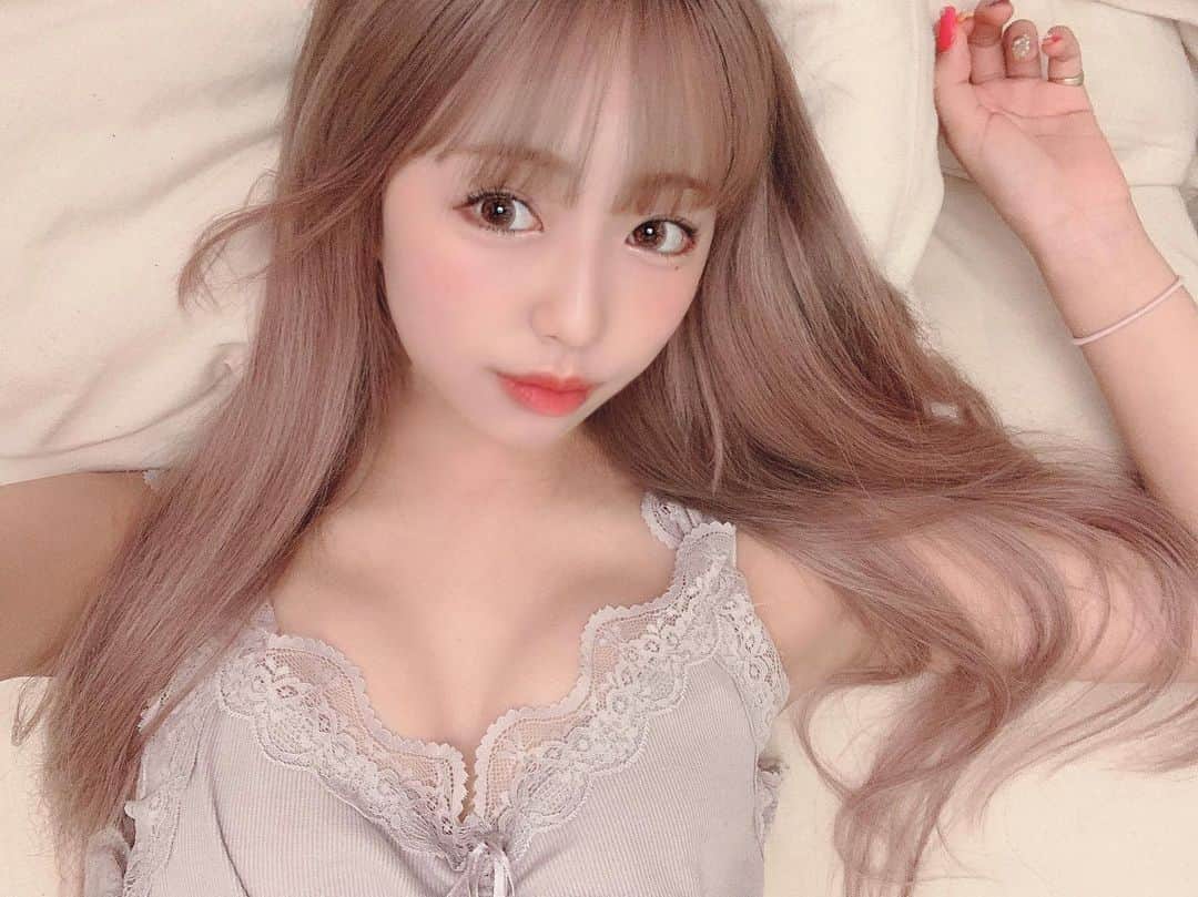 川谷花音のインスタグラム：「☆ やっほー 今日は1日オフでメイク薄め〜👀 美容DAYでTOKYO ACE CLINICさんと美容室とまつ毛のメンテナンス行ってきたよ〜🗼 顔の浮腫が取れてスッキリした！ 3ヶ月に１回通う〜🦋 髪色もまつ毛もいい感じで 次の撮影が楽しみん☆ #美容皮膚科 #アンチエイジング #医療ハイフ #tokyo #tokyoaceclinic #美容 #髪色」