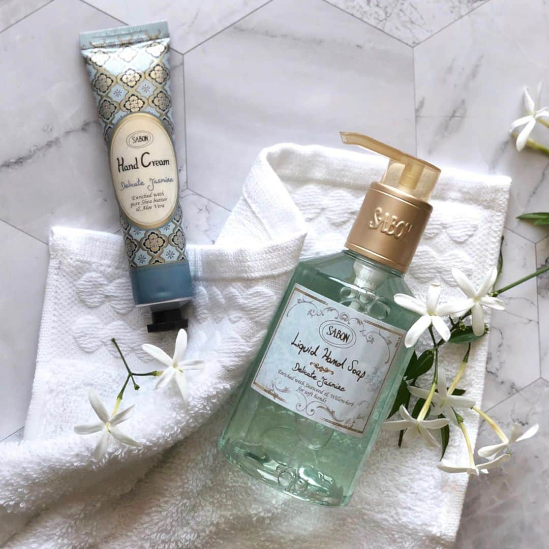 SABON Japanさんのインスタグラム写真 - (SABON JapanInstagram)「上品で清々しい、凛としたフレッシュフローラルの香り"デリケート・ジャスミン"。﻿ ジャスミンにイランイランやスズランをブレンド。﻿ 身も心もリフレッシュさせ、いつも気持ちを前向きにしてくれる香りです。﻿ ﻿ こまめな手洗いやアルコール消毒によってカサカサになりがちな手元も、SABONのアイテムで豊かな香りとともにハンドケアをお楽しみください。 ﻿ ﻿ #sabon#handcare#handwash#washstand#サボン#ハンドケア#ハンドクリーム#デリケートジャスミン#手洗い#サボンの香り#SABONの香り#ジャスミンの香り#お気に入りの香り#癒やし#おこもり美容#潤い#うるおい#手洗い#ハンドソープ#ハンドウォッシュ#洗面台#香りのある暮らし#コスメ#保湿ケア#清潔#オイル美容#植物性オイル#毎日の手洗い」8月20日 21時23分 - sabon_japan