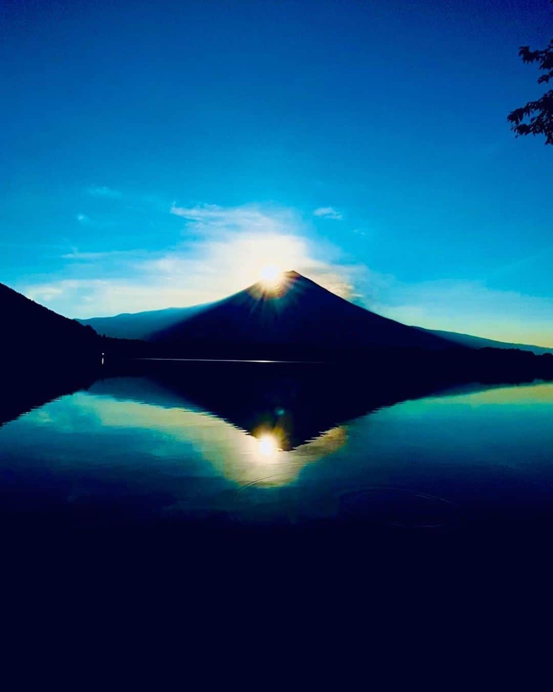 内山絵里加さんのインスタグラム写真 - (内山絵里加Instagram)「・ ・ ドキュメンタリーのプロデューサーが 貴重なダイヤモンド富士を撮影し お裾分けしてくれました💎 職業柄、ヘリコプターから色んな富士山を 撮ったことはありますが、ダイヤモンド富士は初めて。 それもそのはず。 見られる期間は1年でたった2回 4月26日と8月20日の前後 早朝にしか見られないんですって。 ・ 松下幸之助さんの随筆『道ひらく』 に 　「富士山は西からでも東からでも登れる。 ...道はいくつもある。時と場合に応じて   自在に道を変えればよいのである。」 という言葉があります。 ・ 2020年はいろんな意味で特別な夏です。 行き詰まりそうな時もありますが 変えられないことに対してやきもきする時間を 自分が変わる時間に変えられたら 本当に特別な年になりそうです。 どんな時も 心だけは広く、自在でありますように。 ・ ・ #静岡放送 #アナウンサー #女子アナ #内山絵里加 #静岡の絶景 #富士山 #ダイヤモンド富士 #松下幸之助 #名言 #コロナに負けない #ご利益ありそう #いろんな富士山 #ヘリコプター #ヘリリポート #ヘリの中 #上空4500m #富士山近くは揺れます #けっこう酔う人が多いですが #私はあまり酔いません」8月20日 21時25分 - erika.uchiyama1129