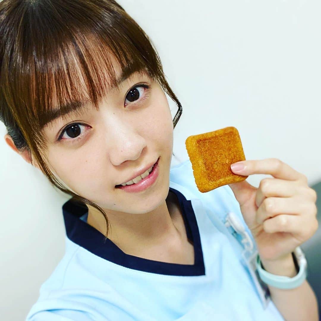 相原くるみ（西野七瀬）のインスタグラム：「休憩室にあった  #おかし大好き  #誰か旅行行った？ #お土産置いてあるパターン #今日は #部長のじゃない #美味  #やっぱ仕事中は甘いものに限る #今日は少し早く終わった #患者さん少なかった  #良いこと  #外来の仕事したあと #院内の注射の調剤やる #ねむい #けど #今日ドラマ見なきゃだから #早くお風呂入ろっと  #相原くるみ #病院薬剤師  #新人薬剤師 #新人薬剤師と繋がりたい  #新人薬剤師相原くるみ」