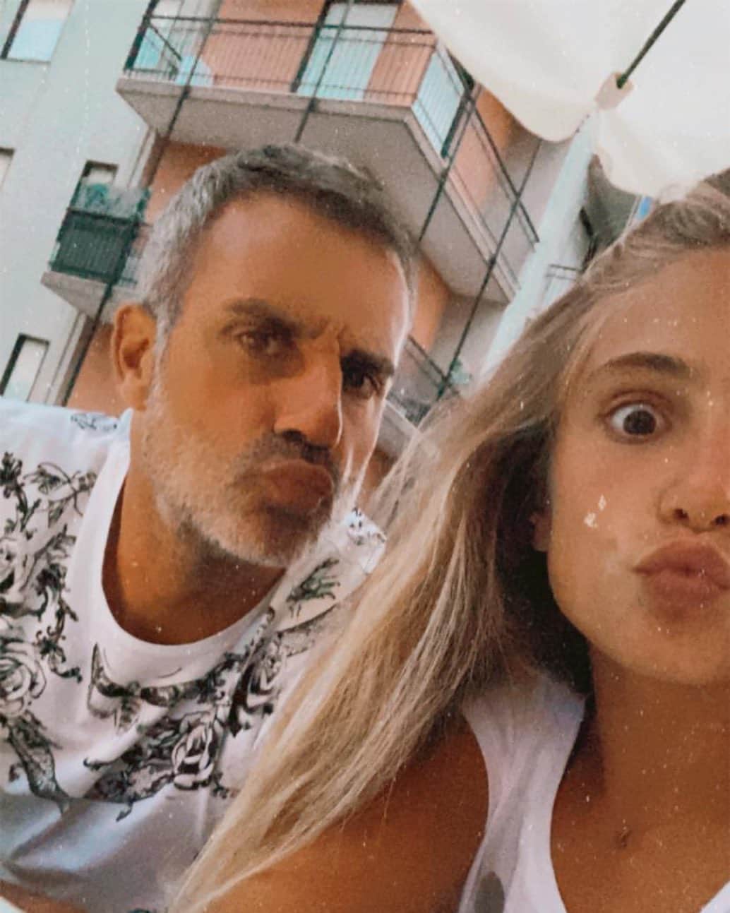 ステファノ・ソレンティーノのインスタグラム：「Ti auguro felicità…ma non la felicità che si ottiene chiudendo fuori il mondo. Nemmeno quella di rinnegare il tuo sogno per amor di agiatezza. Ti auguro la felicità di fare quello che fai nel migliore dei modi. Di correre il rischio di tentare, di correre il rischio di dare, di correre il rischio d’amare. Tratta la felicità con gentilezza: è un prestito. BUON COMPLEANNO MATI ❤️」