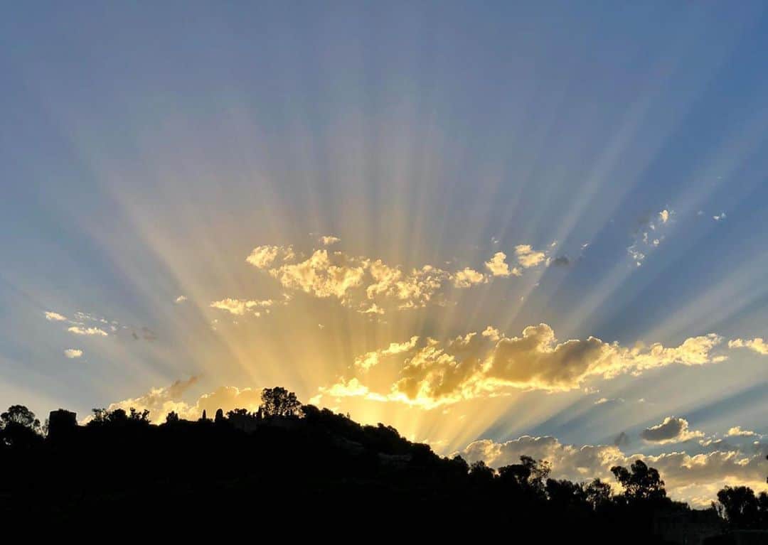 アントニオ・バンデラスさんのインスタグラム写真 - (アントニオ・バンデラスInstagram)「Today I saw the sunrise from my bedroom window. This is how it dawns in #Malaga. ~~~  Hoy he visto amanecer desde la ventana de mi dormitorio. Así amanece en Málaga. ___ #sunrise #mediterranean #spain #Málaga」8月20日 21時29分 - antoniobanderas