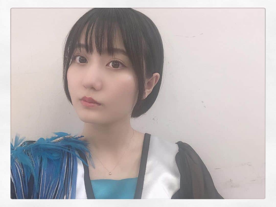 新井愛瞳のインスタグラム：「＊ ＊ Instagramの方でも。 髪を切りました〜。  半年ぶりのショートです。 大事な撮影もしてきました。 また後日。  #アプガ」