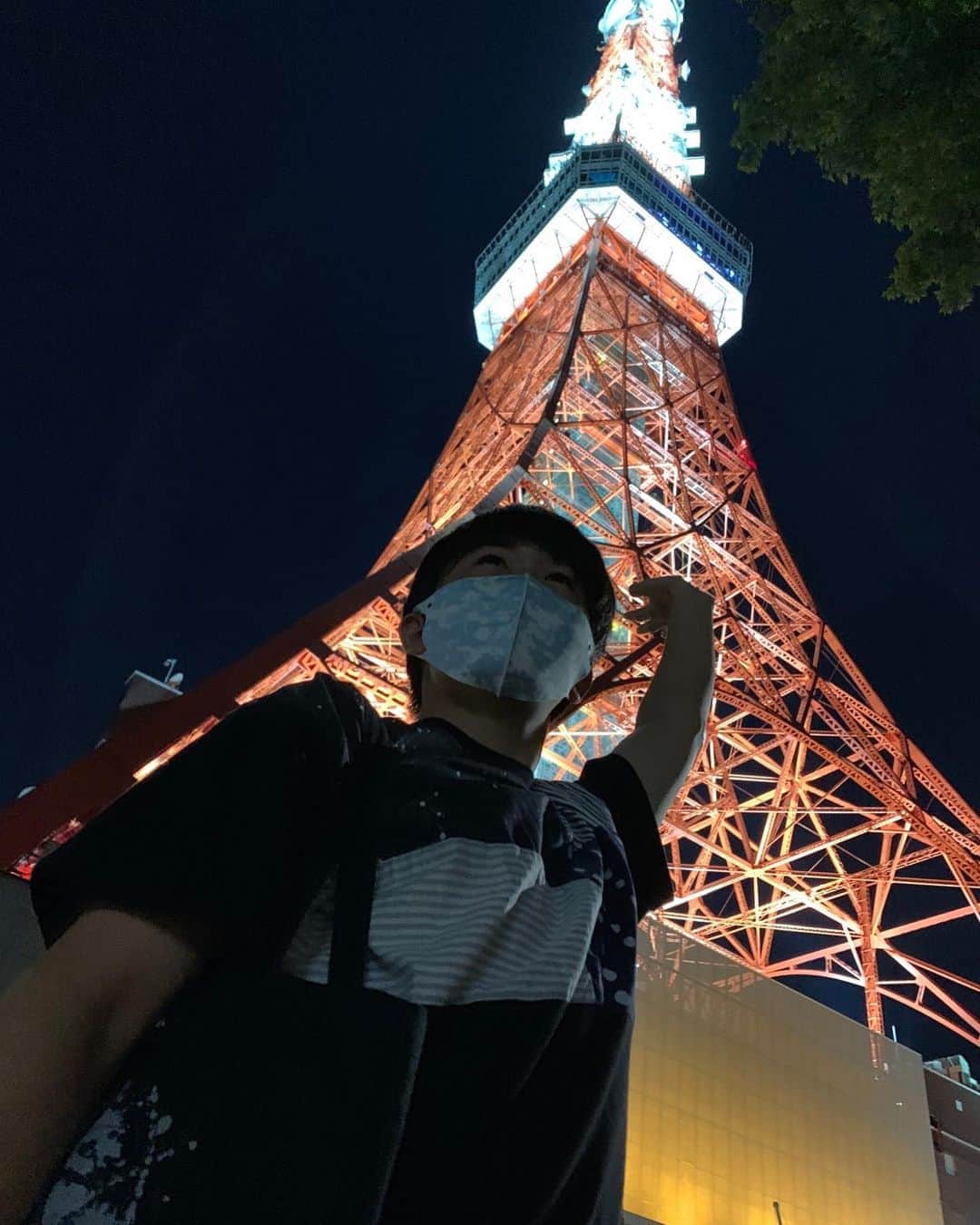 鈴木福さんのインスタグラム写真 - (鈴木福Instagram)「昨日お仕事で東京タワーの前を通りました！ すっごく綺麗だったので写真を！  映えてます！(笑)  #東京タワー#綺麗#映え#インスタ映え#謎ポーズ」8月20日 21時30分 - s_fuku_te