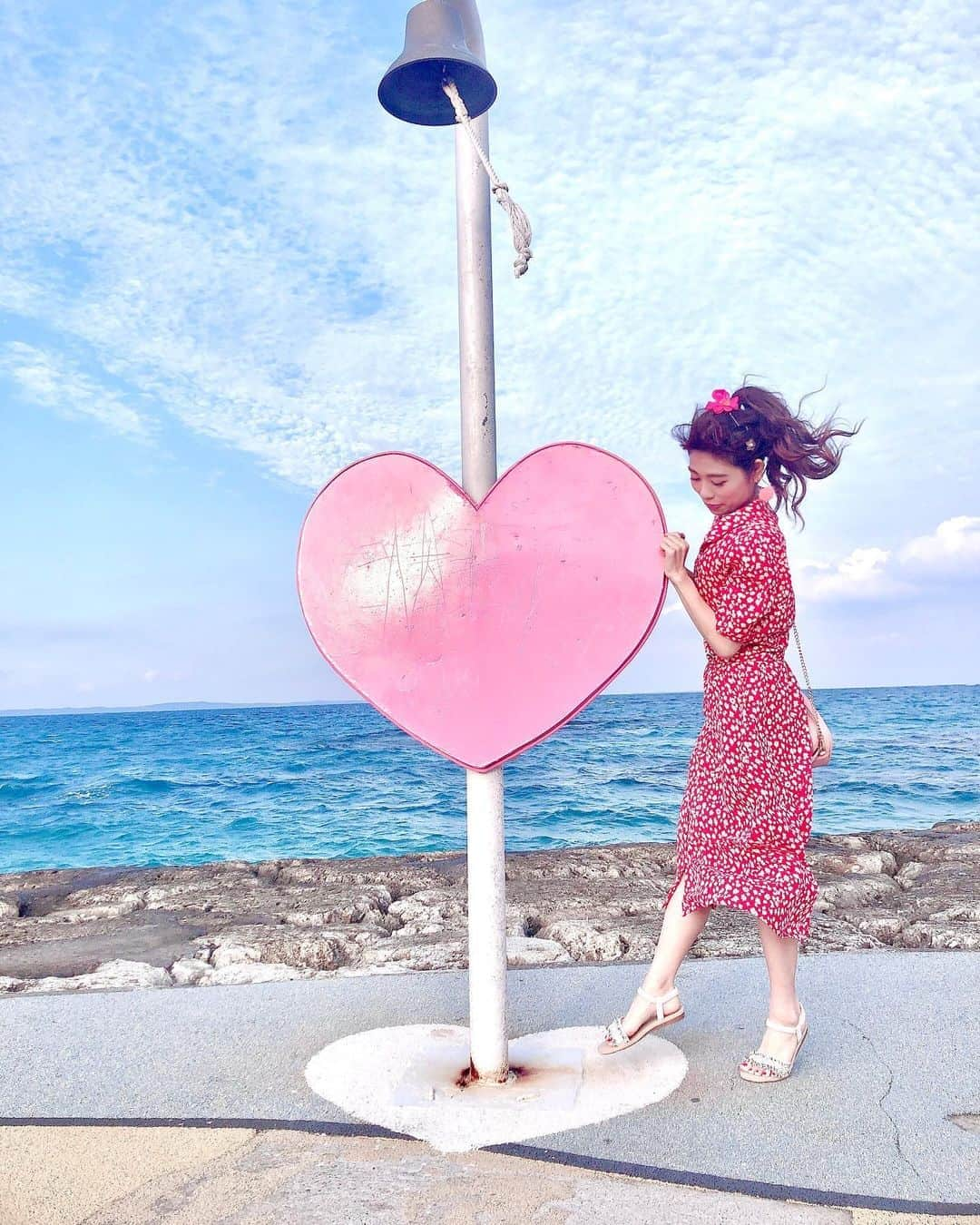 高橋里彩子さんのインスタグラム写真 - (高橋里彩子Instagram)「青い海〜🌺💕﻿ 夏だから夏っぽい写真﻿ 掘り起こしてみた😂💘﻿ ﻿ ﻿ 綺麗な海を見ると心が洗われて﻿ 幸せになります🥺✨﻿ ﻿ 沖縄のあざまサンサンビーチ🏖﻿ 人が全然居なかったんだよね！穴場💓﻿ ﻿ けどいつ行っても﻿ めっちゃ風強いんだよね🤣💓﻿ ﻿ ﻿ もっと世の中がコロナから開放されて﻿ 素敵な世界になりますように⸝⸝- ̫ -⸝⸝﻿ ﻿ ﻿ ﻿ ﻿ ﻿ ﻿ ﻿ ﻿ #okinawa #沖縄 #あざまサンサンビーチ #去年の写真 #海  #太陽の鐘 #ティーダの鐘 #ハートの鐘 #instagood #instalike #instafashion #tripgram #okinawatrip #okinawa #okinawajapan # #tripstagram #japan_of_insta #japantravel #japanesegirl #沖縄 #沖縄旅行  #南城市 #ハート #heart #instasea #beach #beachlife #ニシアイアート #たびらい沖縄」8月20日 21時31分 - konkonwanwan