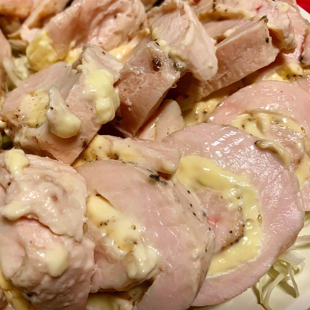 畑喜子さんのインスタグラム写真 - (畑喜子Instagram)「鶏胸肉で鶏ハム作りました！！ なんも見んで作ったから自己流ですw 味は梅しそ、チーズ胡椒、ノーマル塩胡椒オリーブオイルです！！ ビールにめっちゃ合うやん！ #ビールのつまみ #ビールのあてに最高  #鶏肉料理」8月20日 21時44分 - carnelian_hata