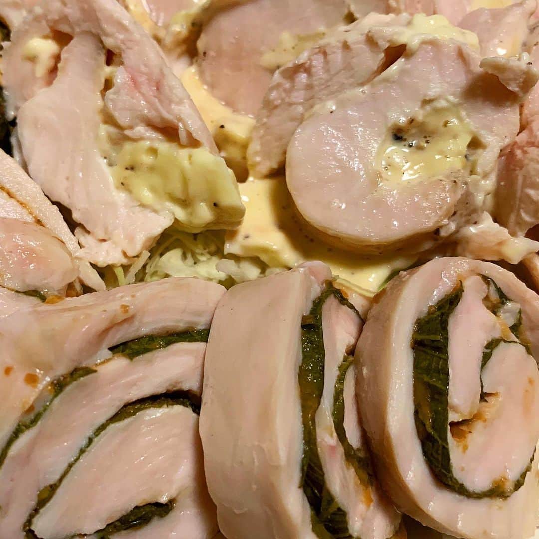 畑喜子さんのインスタグラム写真 - (畑喜子Instagram)「鶏胸肉で鶏ハム作りました！！ なんも見んで作ったから自己流ですw 味は梅しそ、チーズ胡椒、ノーマル塩胡椒オリーブオイルです！！ ビールにめっちゃ合うやん！ #ビールのつまみ #ビールのあてに最高  #鶏肉料理」8月20日 21時44分 - carnelian_hata