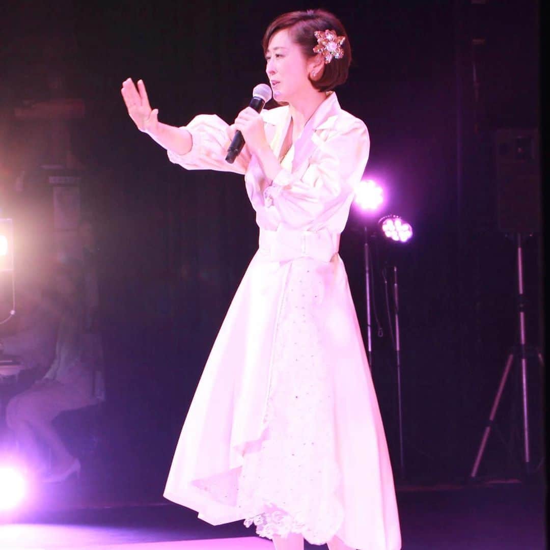 城之内早苗さんのインスタグラム写真 - (城之内早苗Instagram)「随分頑張ってくれた、パールのイヤリングを髪飾りにリメイク。スパンコールを刺繍しまくりまして😅年々、派手な光り物が大好きになってます❗️😍 それって…😱 因みに、空港物語を唄ってます🎤  #ハンドメイド#髪飾り#リメイク#スパンコール刺繍 #城之内早苗」8月20日 21時43分 - sanae.jyounouchi_official