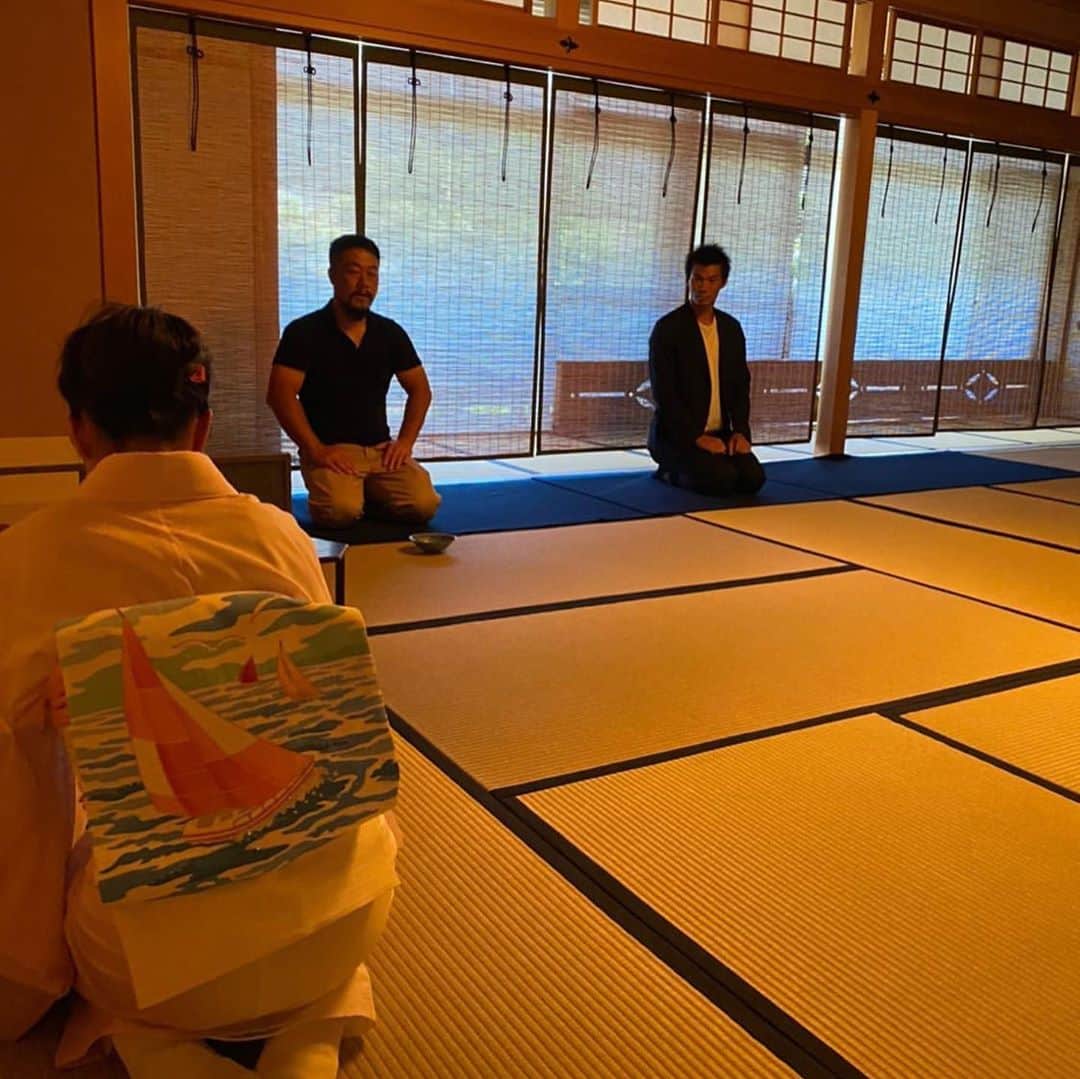 澤野大地さんのインスタグラム写真 - (澤野大地Instagram)「アスリート茶会。 遠州流茶道を体験させて頂きました。自然とスッと背筋が伸びる。日本人として１つ世界が広がった感じ。とても素敵な時間でした。  お茶、自分で点てられるようになりたい。  @kobori.sosho さんありがとうございました！  #アスリート茶会 #遠州流 #綺麗さび #茶道」8月20日 21時37分 - daichisawano