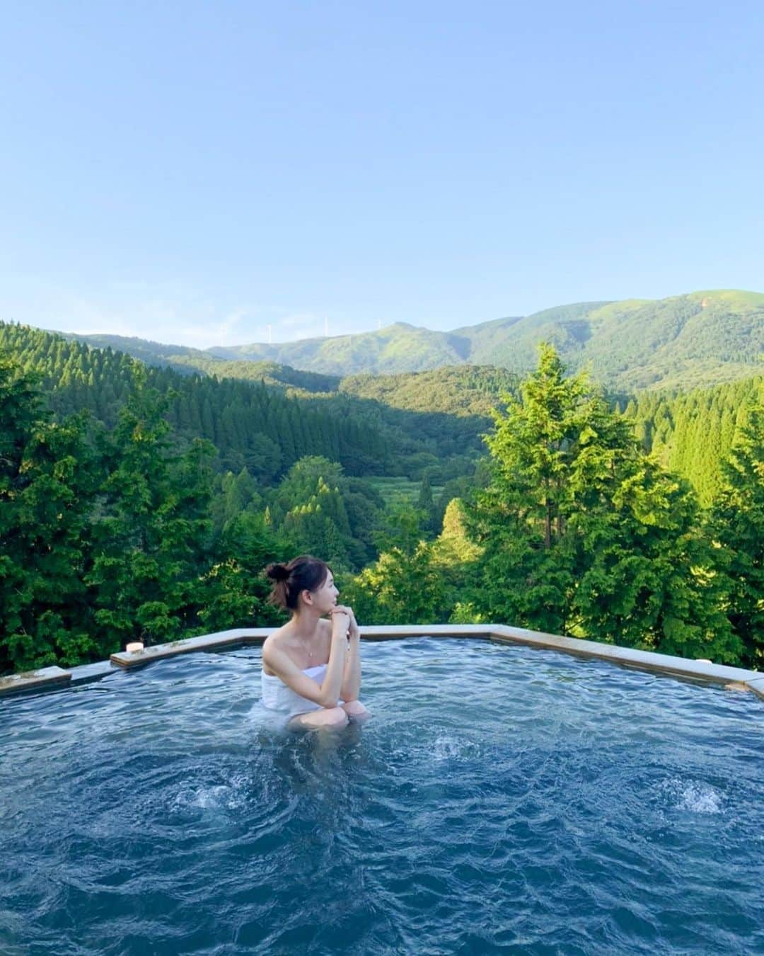 のインスタグラム：「. 静かな森の中で耳を傾けたら 考える事よりも、心と体で感じたくなる。 自然と一体化できる大好きな場所  九州で好きな温泉宿の一つ😊🏔🕊  . #温泉 #熊本 #月洸樹  #travel #vacation #onsen」