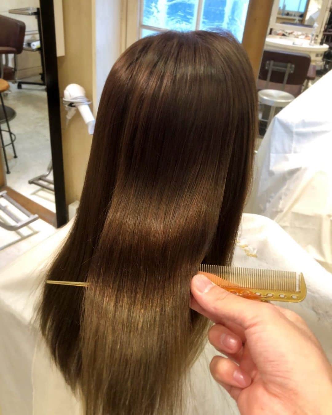 のインスタグラム：「.﻿ ﻿ 髪が傷みすぎてたから﻿ 美髪トリートメントで復活✨﻿ ﻿ 髪色もちょっと暗めに。﻿ ﻿ とぅるん。﻿ ﻿ @minx__ishizuka  ﻿ ﻿ #minx #minx青山 #ミンクス #ミンクス青山 #ロングヘア #トリートメント #美髪 #美髪ケア #美髪トリートメント」