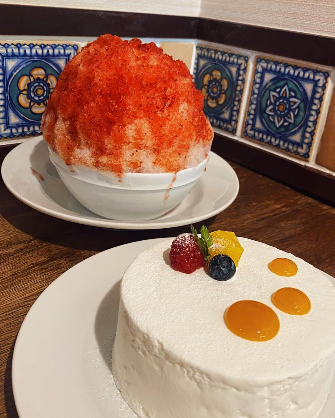 Hitoさんのインスタグラム写真 - (HitoInstagram)「.﻿ とある夏の日。 セバスチャン🍧🐌﻿ ﻿ 渋谷で有名なかき氷。﻿ めーっちゃ並んだけど美味しかった﻿ ケーキみたいなのも中身はかき氷だよ🍰﻿ ﻿ 真夏みたいな暑さだけど、気持ちはもう秋服着たい〜﻿ ﻿ 今から秋まで着られる可愛い﻿ヴィンテージ たくさんなのでお時間あればいらしてください☺️ 私も買い物したいな〜 👗@grimoiretokyo﻿ ﻿ #セバスチャンかき氷 #かき氷」8月20日 21時42分 - hito0806