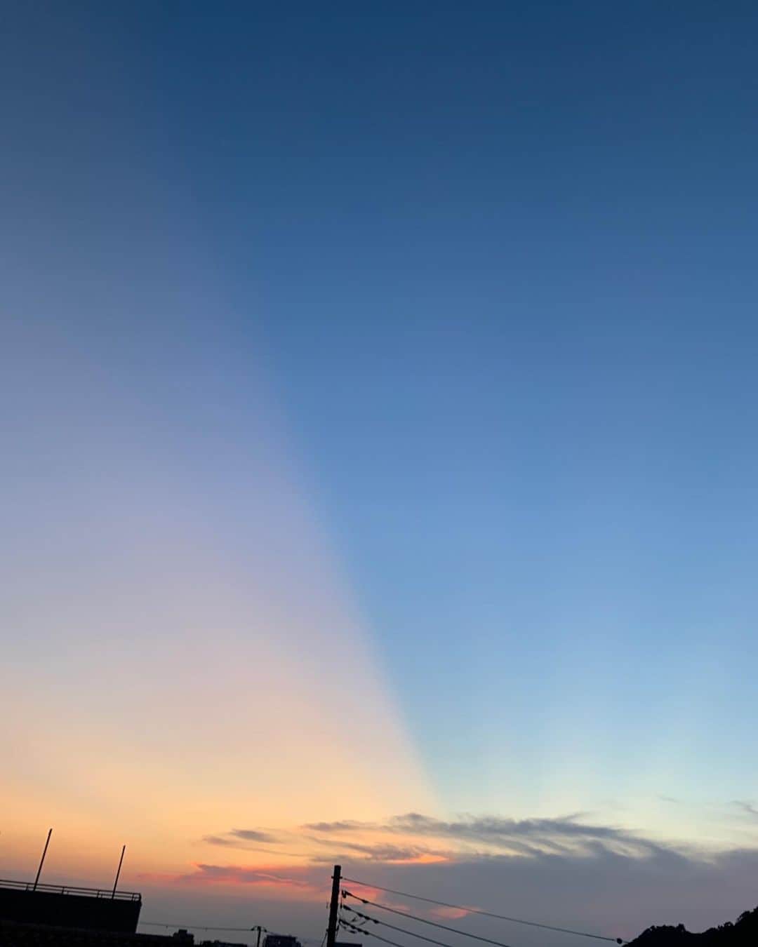 AYUMIさんのインスタグラム写真 - (AYUMIInstagram)「きれいな空を眺めながら💫 夕暮れ時の撮影、気がつくと空の色が 縦にくっきりと2色に🌈 . . #自然からのプレゼント #きれいな空 #今日という日にも感謝して」8月20日 21時42分 - ayumiayunco
