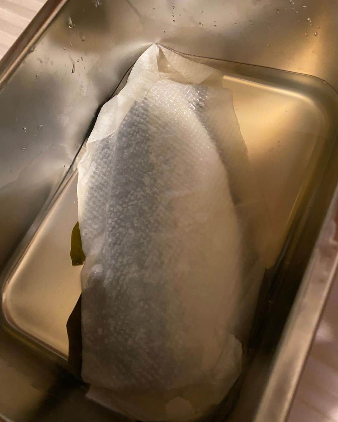 神田穣さんのインスタグラム写真 - (神田穣Instagram)「サバ1尾買って、片側をサバの味噌煮、反対側でしめ鯖を作ってみました🔥  酢の締まり具合、味はほぼ完璧で美味しかったんですが、捌いてる時から身が柔らかくホロホロしてるのを感じてたんですが……  いざ炙ってみると案の定、身崩れしてしまいました😭リベンジですな🤔  #料理　#おとこめし #男飯」8月20日 21時52分 - joekanda0722