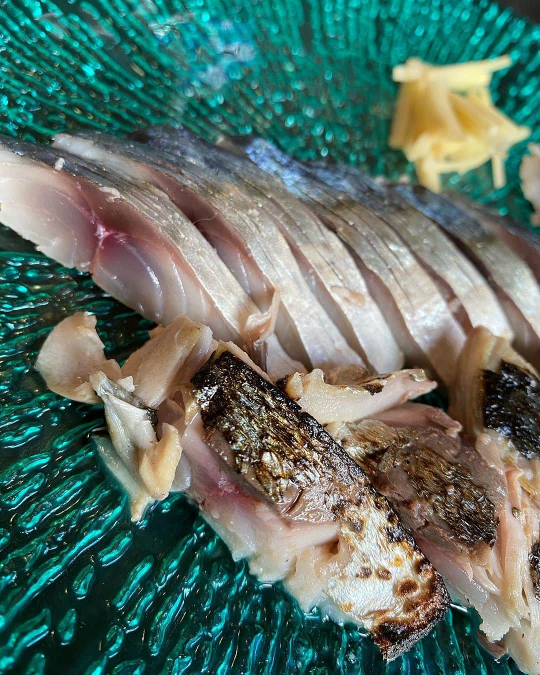 神田穣のインスタグラム：「サバ1尾買って、片側をサバの味噌煮、反対側でしめ鯖を作ってみました🔥  酢の締まり具合、味はほぼ完璧で美味しかったんですが、捌いてる時から身が柔らかくホロホロしてるのを感じてたんですが……  いざ炙ってみると案の定、身崩れしてしまいました😭リベンジですな🤔  #料理　#おとこめし #男飯」