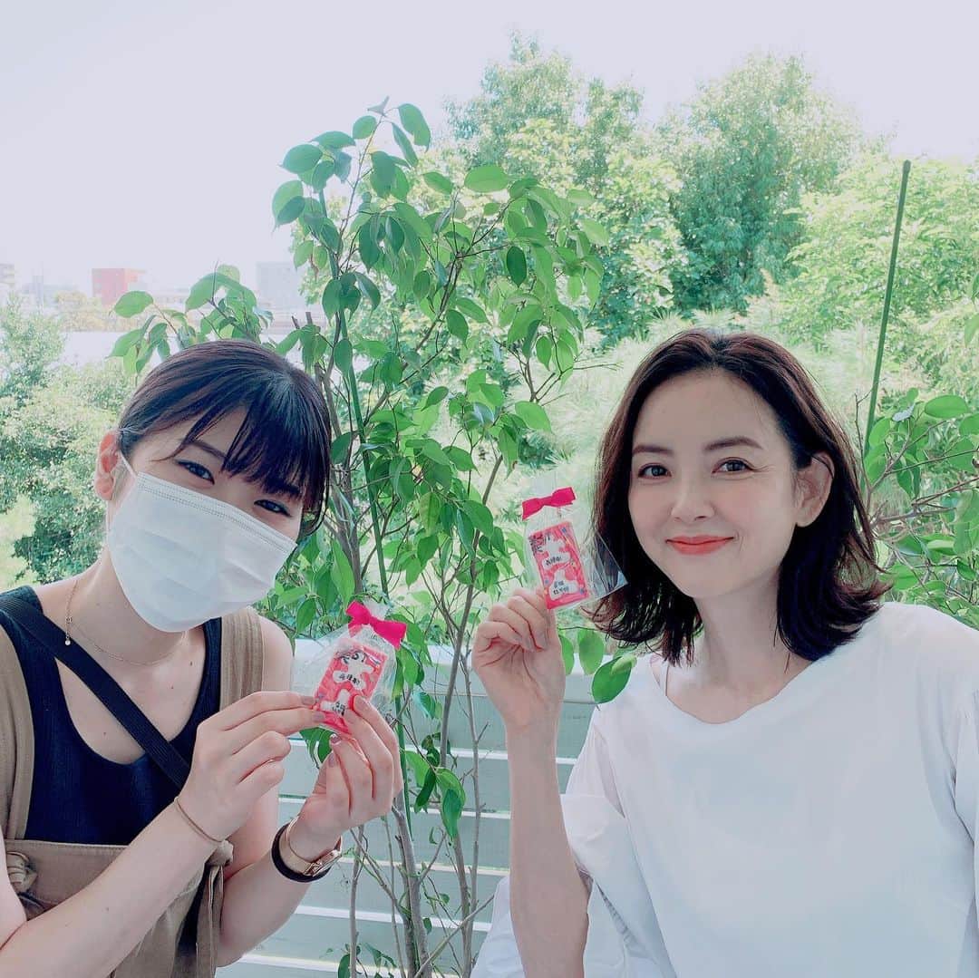 吉村美紀のインスタグラム：「美ストの増刷おめでとうございます㊗️ お祝いクッキーいただきました！ 今日撮影で一緒だったヘアーメイクROIの後藤さんと^_^ お昼ごはんはMIDORIE。 今日はロケもあったので暑かったー💦 #美スト #shooting  #増刷おめでとうございます！ #可愛いアイシングクッキー #平野紫耀 くんの表紙だよ」