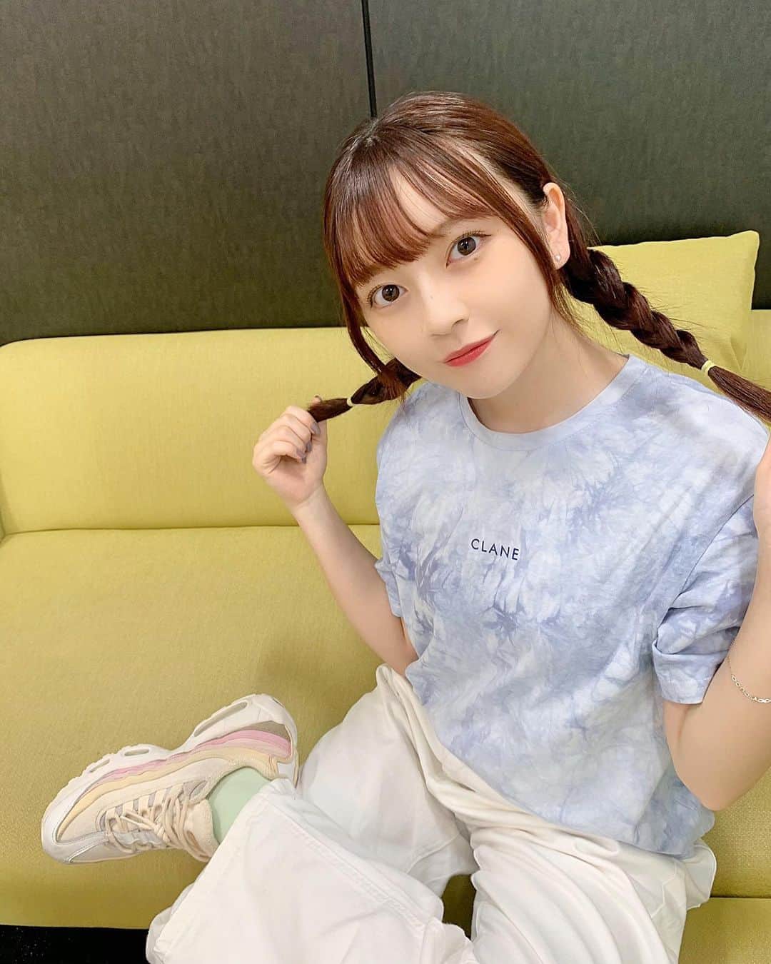 廣川奈々聖のインスタグラム：「今日はちょいスポーティ(?) ꪔ̤̮🏹﻿ ﻿ ﻿ 洋服は 割とどんな系統も好きだから定まらないな〜﻿ ﻿ グリーンの靴下見えちゃって恥ずかし 笑﻿ ﻿ ﻿ ﻿  ﻿ #ななせのふく#夏コーデ#スポーティ#カジュアルコーデ#パンツスタイル#todayscode#みつあみ#スニーカー女子 #nikeairmax#ootd」