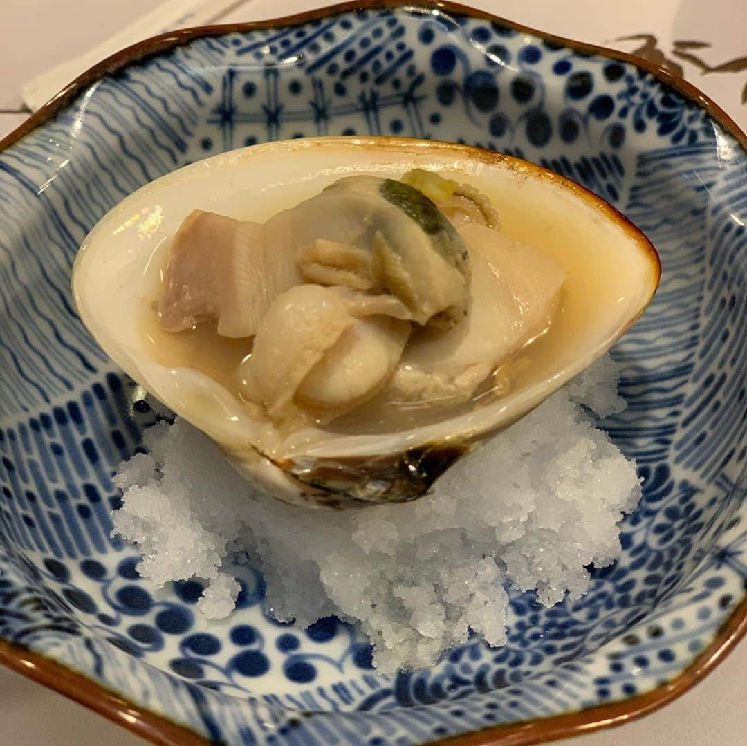 岸本加世子のインスタグラム：「久しぶりのお寿司。大切な方のお誕生日とは知らず。💦」