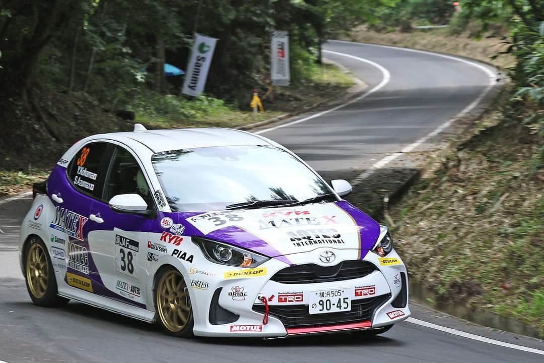 のインスタグラム：「【YARISにもMotul】 . コンパクトカーの定番YARIS。 VITZの代からモータースポーツのベース車両として多く使われています。 . 普段、街で見る車や自分の愛車がモータースポーツで活躍しているとカスタマイズの参考にしたり、モータースポーツをより身近に感じられますよね。 . 写真は全日本ラリー選手権に参戦中の小濱選手がドライブするMATEX-AQTEC RALLY TEAMのトヨタ ヤリス!!! . Motulにはヤリスにオススメのオイルもあります。 . #motul #motuljapan #yaris #toyotayaris #matexaqtecrallyteam #matexaqtec #全日本ラリー #全日本ラリー選手権 #トヨタヤリス #ヤリス #ラリー好きな人と繋がりたい #モータースポーツ好きな人と繋がりたい #クルマ好きな人と繋がりたい #車好きな人と繋がりたい #ヤリス好きとつながりたい #yaris好きな人と繋がりたい #モチュール #高性能オイル #オイル交換 #300V #ヴィッツ #トヨタヴィッツ #ヤリス6mt #m15a #m15aengine  #mxpa10 #powerdbymotul」