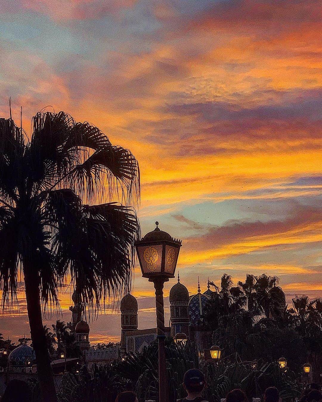 のインスタグラム：「𝑆𝑢𝑛 𝑠𝑒𝑡 . .  海外みたいな 綺麗すぎる夕陽☁︎︎ @tokyodisneyresort_official   ソアリンに並びながら ぱしゃり,  可愛い皆んなが シールもらってくれたので 一日バッグにつけてた🥺🤍  . .  元non-no組、 みんなで幸せになろうね〜　笑笑  _______________________________  #tokyodisneysea #disneysea #sunset #東京ディズニーシー #夕陽好き #海外旅行風post #夏の思い出 #ディズニーコーデ #ディズニーリゾート」