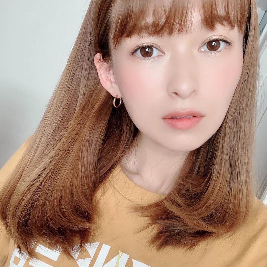 町田亜里香のインスタグラム：「安定の裸眼メイク💄。笑 日常は結構すっぴんまたは 裸眼メイクって感じです。 . 顔もベースとアガリズムUVスティックと オンリーミネラルのパウダーのみ♡ 顔の日焼け止めはUVスティック使ったり… ランコム使ったり𓏗𓏗ˊ˗ 気分によってバラバラです⸜❤︎⸝ 今日なんて口紅もつけてなくて💄 diorのシュガースクラブみたいなやつのみ𖧷 . . 2枚目は可愛すぎるアンジェ姫🐶𓈒𓂂 なんて可愛いのでしょうか🥺。 たまりませんな。 . . #裸眼メイク #裸眼 #ママメイク  #プードル #ティーカッププードル  #わんこのいる生活 #わんこ」