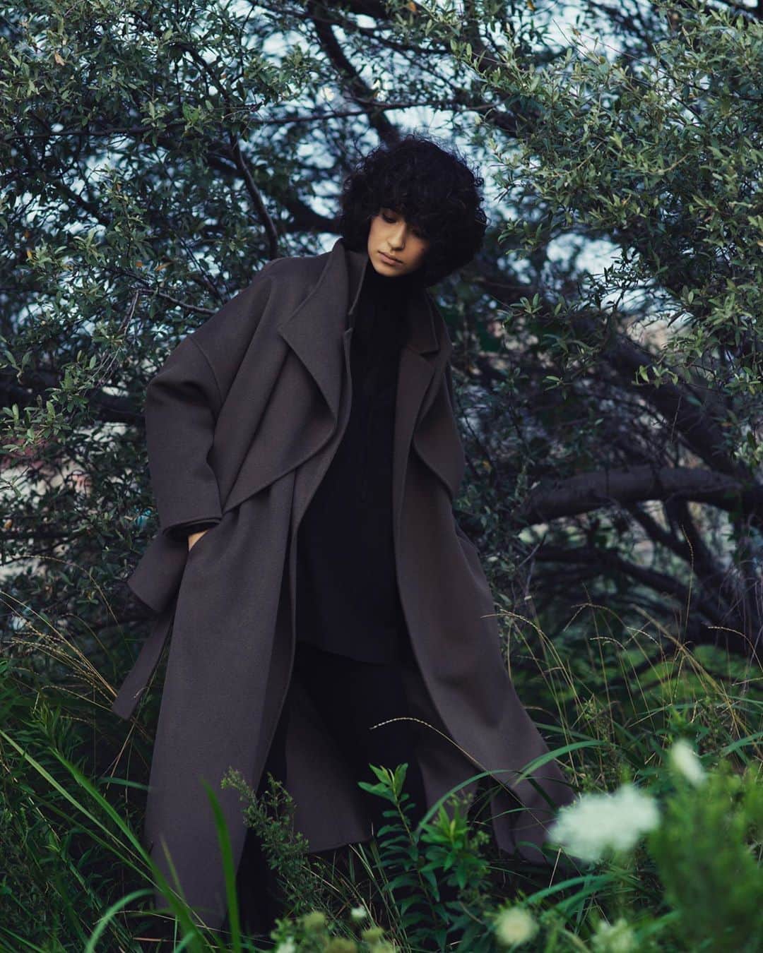 長山一樹のインスタグラム：「Plage 2020 Autumn&Winterのキャンペーンビジュアルを撮影しました。 とにかくロングコートは着るのも撮るのも好きだ。  @plage_jp  Model @iam_hanaka_  Art director @yoshihideuchida  Stylist @nagasawamika  Hair @asashihair  Make @tomohiro1820  Pr @marinamoritsugu  #plage #photography  #portrait #hasselblad #h6d #kazukinagayama #長山一樹」