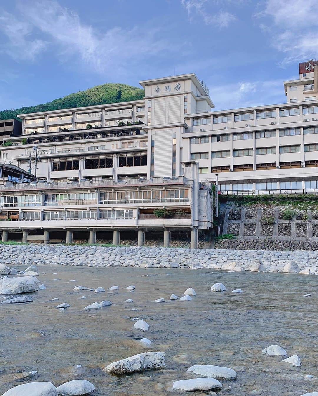 星野光正のインスタグラム：「岐阜下呂温泉 小川屋 旅行記1  毎年やってる年に1度の親孝行旅行  今年は大変な時期でもあり、予定していた旅行も4度ほどキャンセル&延期と多難。 そんな時にやってきたGo to キャンペーン。 賛否両論ありますが星野家は有り難く利用させて貰うと決断。  嫁さんのお義父さんが支配人を務める老舗名旅館 小川屋さんに行って参りました♪  行きの車、お義父さんに早く着く行程を教えて貰ってたのに道を間違え着くのに6時間弱かかるというw  着いたら子供達からしたら両方のじぃじがいるという奇跡w  早速部屋に通して貰ったら、良い部屋を用意していてくれて初日から子供達と共にワクワクが止まりませんでした♪  そして早速部屋風呂へダイブ！  その後息子達と館内散策（普通に迷子になれるぐらいデカいw）、と目の前に広がる河原へ散歩♪  基本いつも海側の温泉地を選んでしまう俺の目には、山と川に囲まれた絶景の温泉地は新鮮でした。 多分目ぇキラキラしてたと思うw  そこそこにして小川屋さんに戻ると、旅館の醍醐味の１つ 夕食コース！ 長時間運転の疲れをこれで回復しろと言わんばかりの飛騨牛尽くし、味も量も圧巻で腹パン、写真を撮るのも忘れた1日目の夕食でした。 うちのオトンもオカンも喜んでくれてた様で何より♪  そして締め括りのひとっ風呂、館内大浴場ですよ。 嫁さんと娘とバァバは貸切風呂に（娘はまだちっちゃいので、念の為旅行中は部屋風呂と貸切風呂だけで過ごす事に。）  散策した時もそうですが、浴場に辿り着くまで館内至る所にコロナ対策がされている事に気付き お風呂の洗い場もソーシャルディスタンスを取り入れられてて安心して入れたし、何より温泉掛け流しがやっぱ良い！  じぃじ、息子達とポカポカして部屋に帰ったあと、長男が寝る前にどうしてもロビー内に有る足湯に入りたいと言うのでトドメに足湯♪  その後ふにゃんふにゃんになった俺と息子達は3人並んで爆睡でしたw  つづく。  #プロダーツプレイヤー #ダーツインストラクター #ダーツ #エスダーツ #エスダーツオフィシャルプレイヤー #星野光正 #星野飯 #三児のパパ #アラフォーパパ #料理好き #小川屋  #飛騨牛  #下呂温泉  #三大名泉」