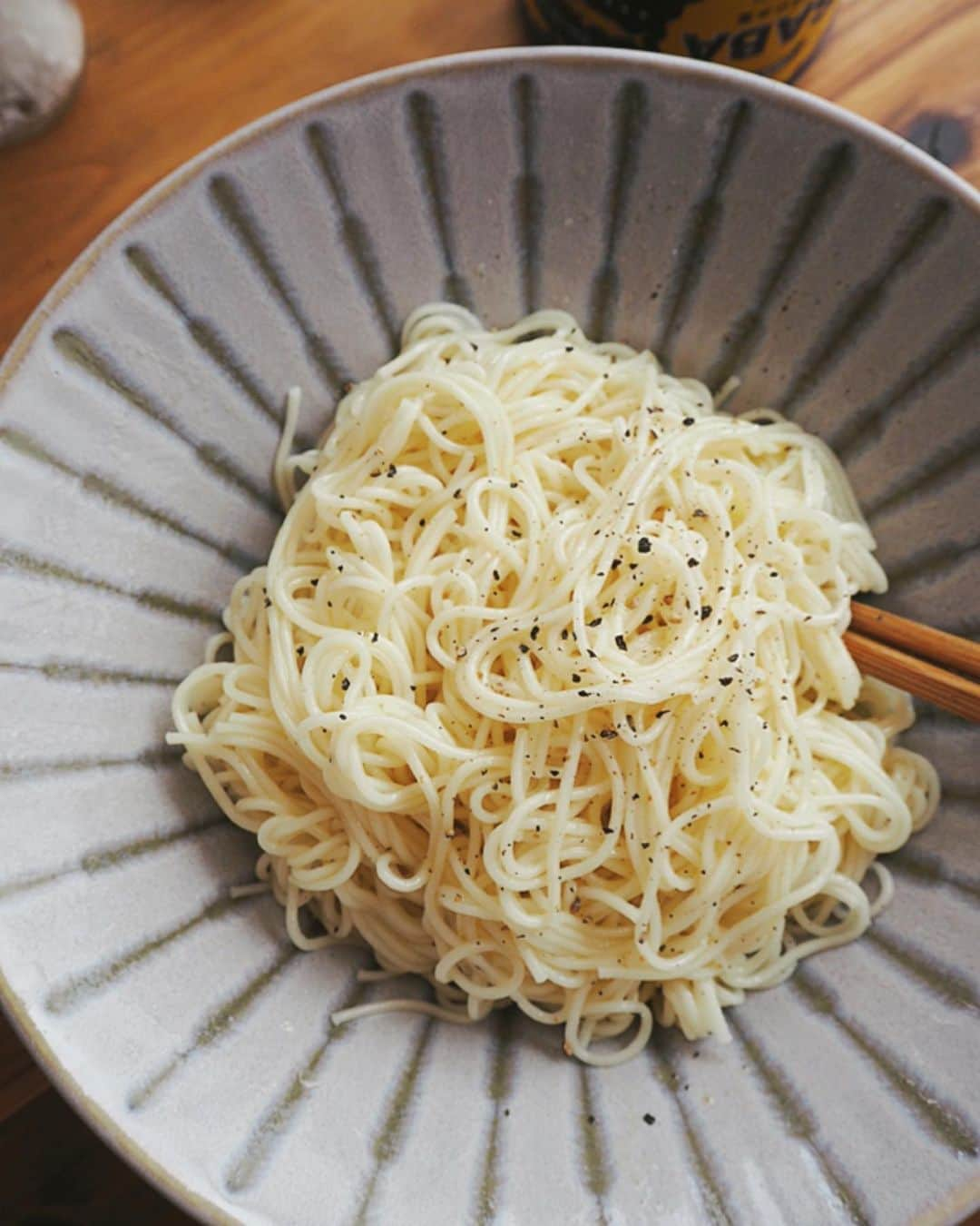 吉野千穂さんのインスタグラム写真 - (吉野千穂Instagram)「千穂飯レシピ🌿 『まるでパスタ！？サバ缶とたくあんのオイルそうめん』  サバ缶×たくあん×オリーブオイルで食べる 洋風なんだか和風なんだかわからないけど なんかハマるパスタ風のそうめんです☺️ サバの旨味、たくあんのポリポリ食感がクセになります♪  そうめんにからめる塩こしょうは多いかな？くらい たっぷりガリガリするのがポイントです！  🌱1人分/調理5分  🌱材料 そうめん　1束100g サバ缶(水煮)  1/2缶(90g) たくあん　スライス4枚  オリーブオイル　大さじ2 塩こしょう　多いかな？くらい  こしょう　適量 乾燥パセリ(あれば) 適量  ①たくあんを切る 鍋にそうめん用の湯をわかしている間に、たくあんを細切りにする  ②そうめんを茹でる 袋の表示時間通りにそうめんを茹で、水で洗って水気を切る  ③あえる 器にそうめんを入れてオリーブオイル、塩こしょうを加えて 全体にからめるようによくあえる  ④盛り付ける 細切りにしたたくあん、サバ缶をそうめんにのせ、サバ缶の 缶汁、こしょう、乾燥パセリをかける  (💡そうめんの袋を開けるとき袋の上ではなく横を切って開けると取り出しやすいです！) * * #そうめん#そうめんアレンジ#サバ缶#サバ缶レシピ#缶詰#たくあん#夏レシピ#簡単レシピ#作り置き#作り置きレシピ#常備菜#千穂飯#管理栄養士ごはん#管理栄養士#吉野千穂#おうちごはん#毎日ごはん#朝ごはん#お昼ごはん#晩ごはん#今日のごはん#フードスタイリスト」8月20日 21時59分 - chiho_yoshino